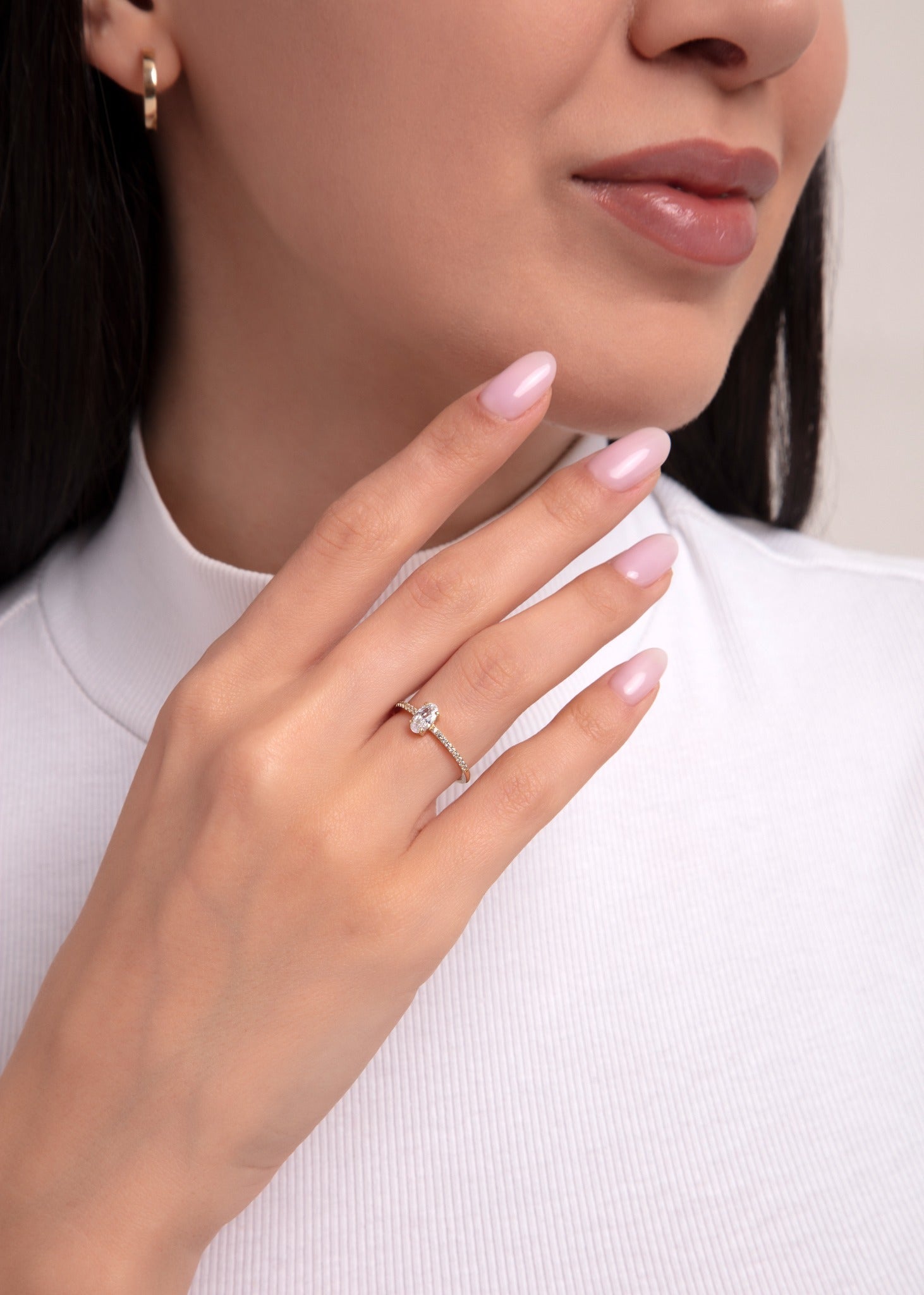 14K Guld Solitärring för Dam – Elegant Guldring med Oval Mittsten och Pavéband - Noxlookjewelry