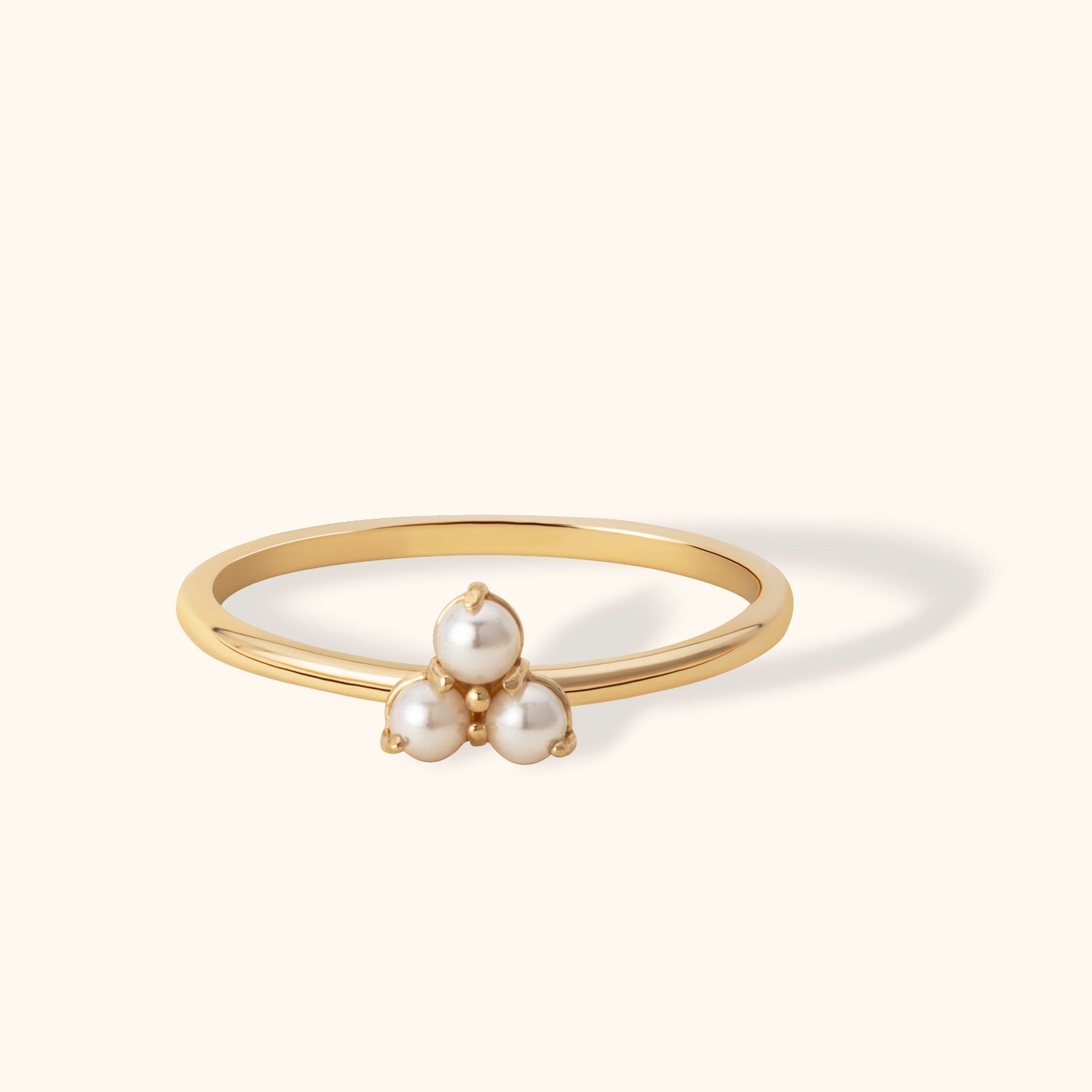 14K Guld Triple Pearl Ring Dam – Elegant Pärlring i Minimalistisk Design - Noxlookjewelry