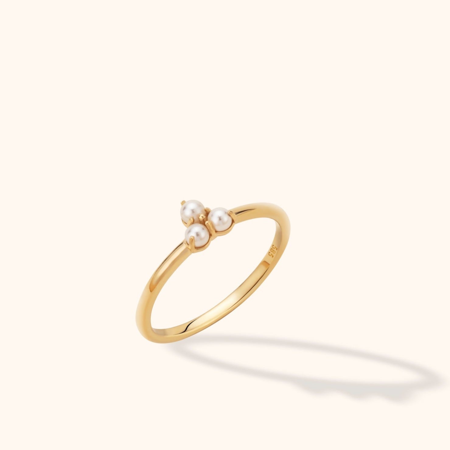 14K Guld Triple Pearl Ring Dam – Elegant Pärlring i Minimalistisk Design - Noxlookjewelry