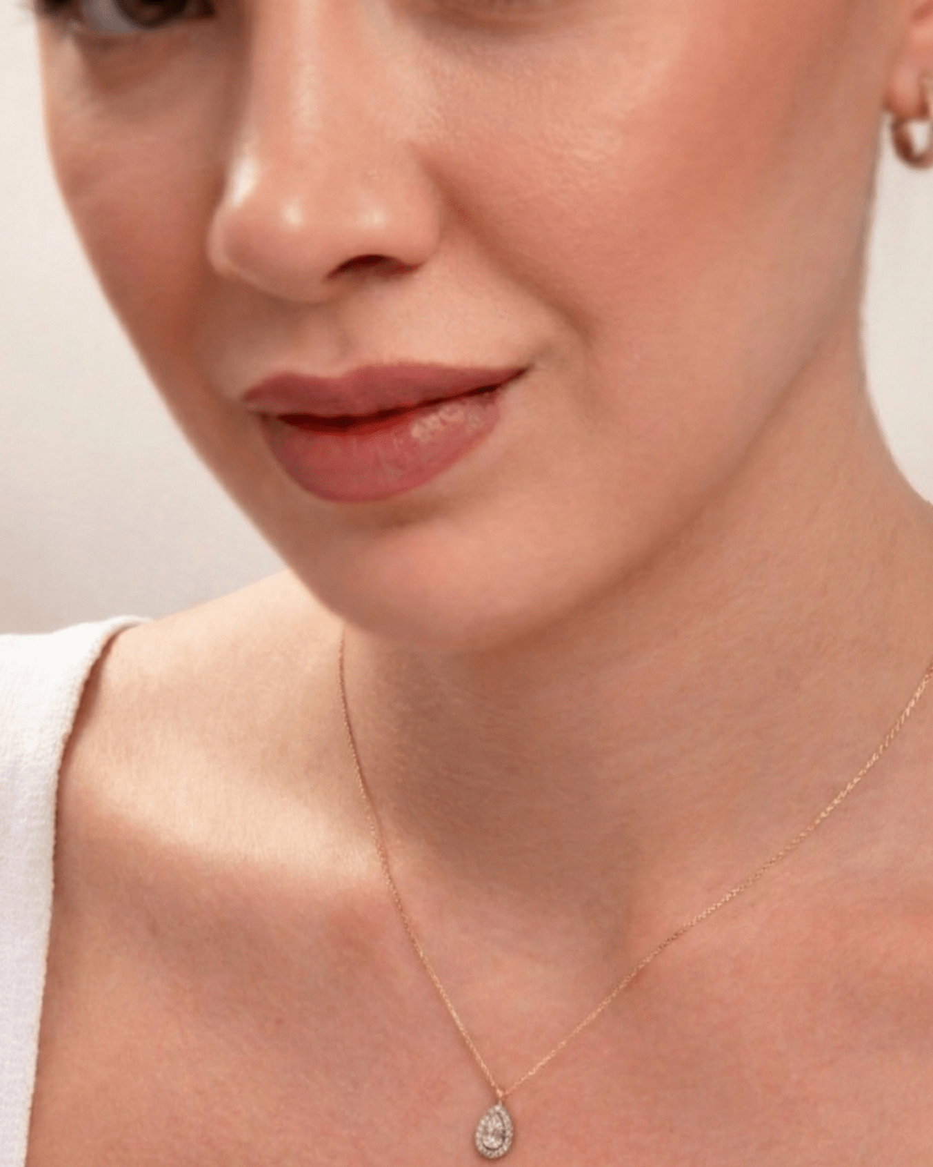 14K Guldhalsband Dam Med Droppformad Pendant Och Elegant Lyxig Design - Noxlookjewelry