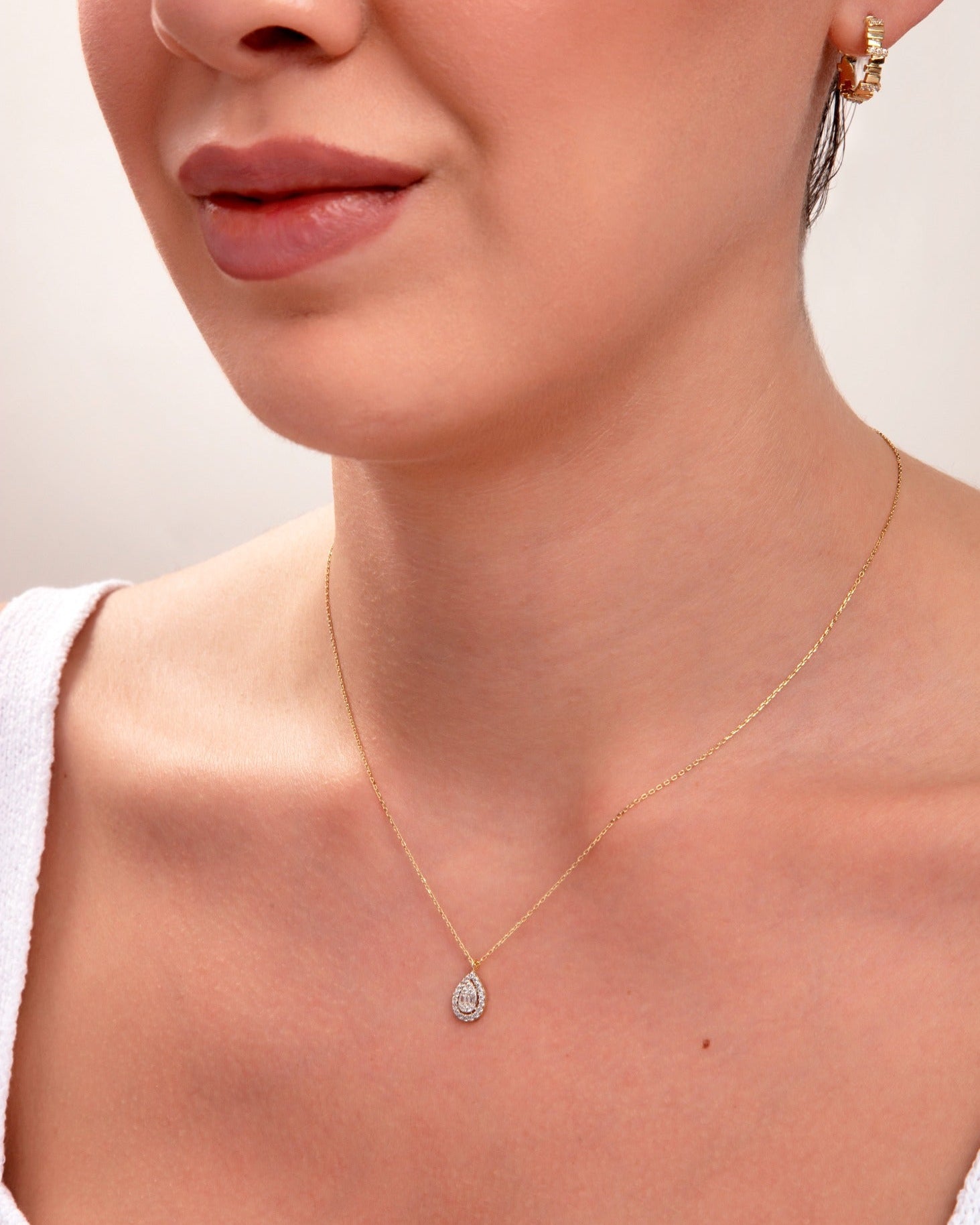 14K Guldhalsband Dam Med Droppformad Pendant Och Elegant Lyxig Design - Noxlookjewelry