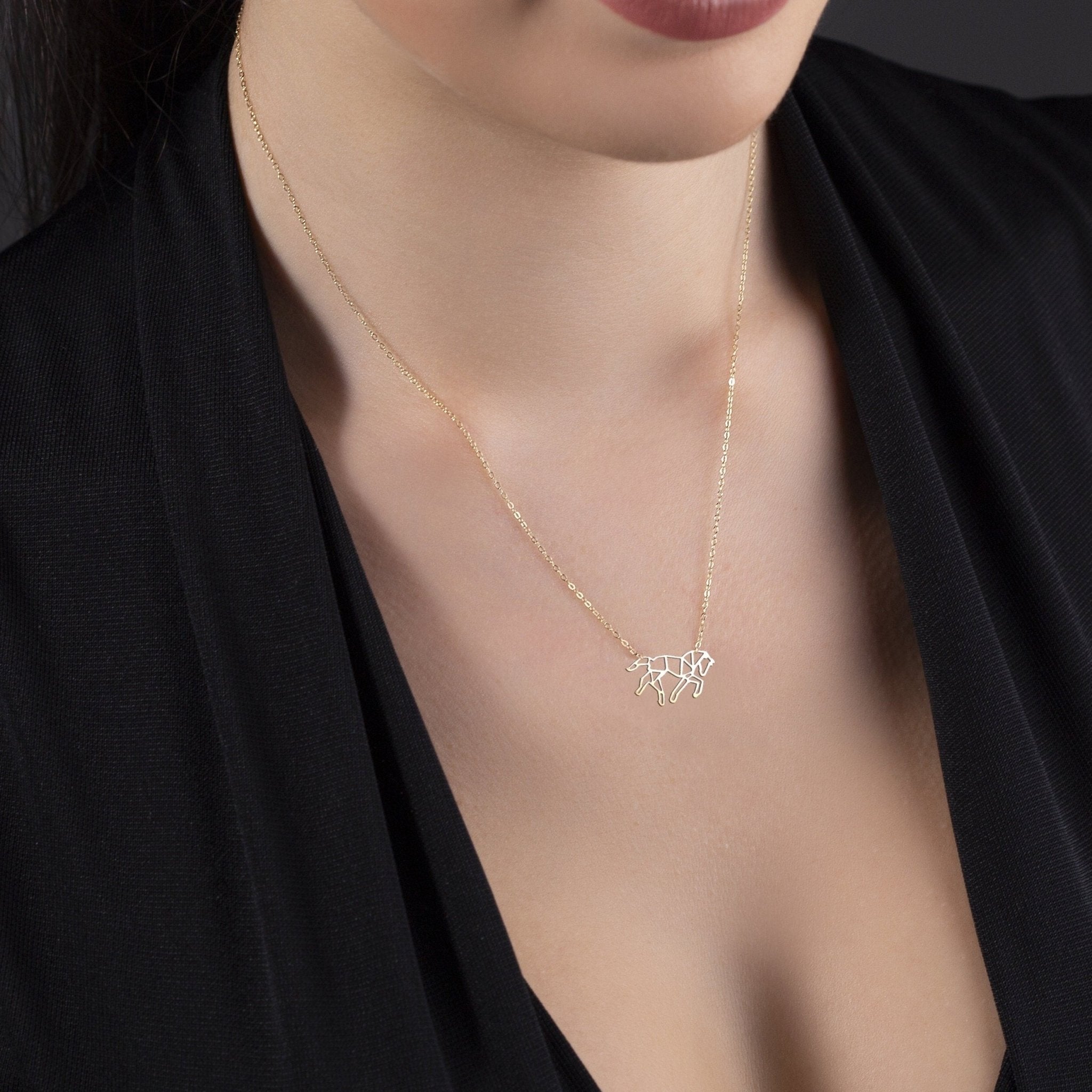 14K Guldhalsband Dam Med Geometrisk Häst Berlock I Äkta Guld Minimalistiskt Häst Halsband - Noxlookjewelry