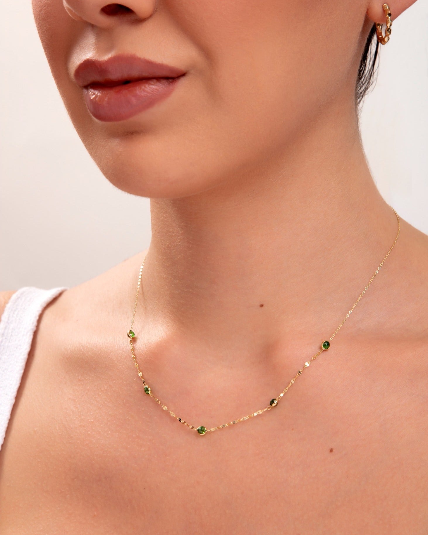 14K Guldhalsband Dam Med Gröna Stendetaljer Och Elegant Minimalistisk Stil - Noxlookjewelry