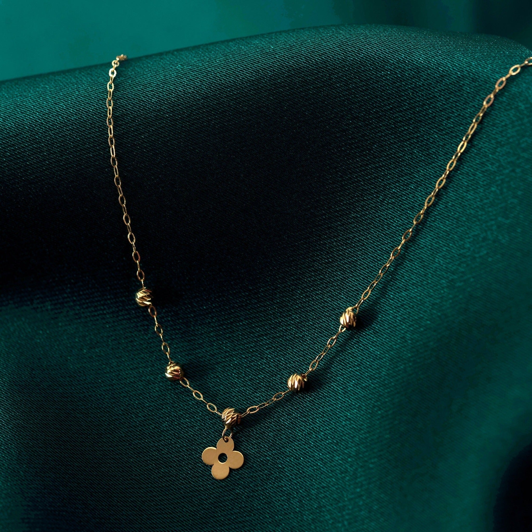 14K Guldhalsband Dam Med Klöver & Guldkulor I Äkta Guld - Noxlookjewelry