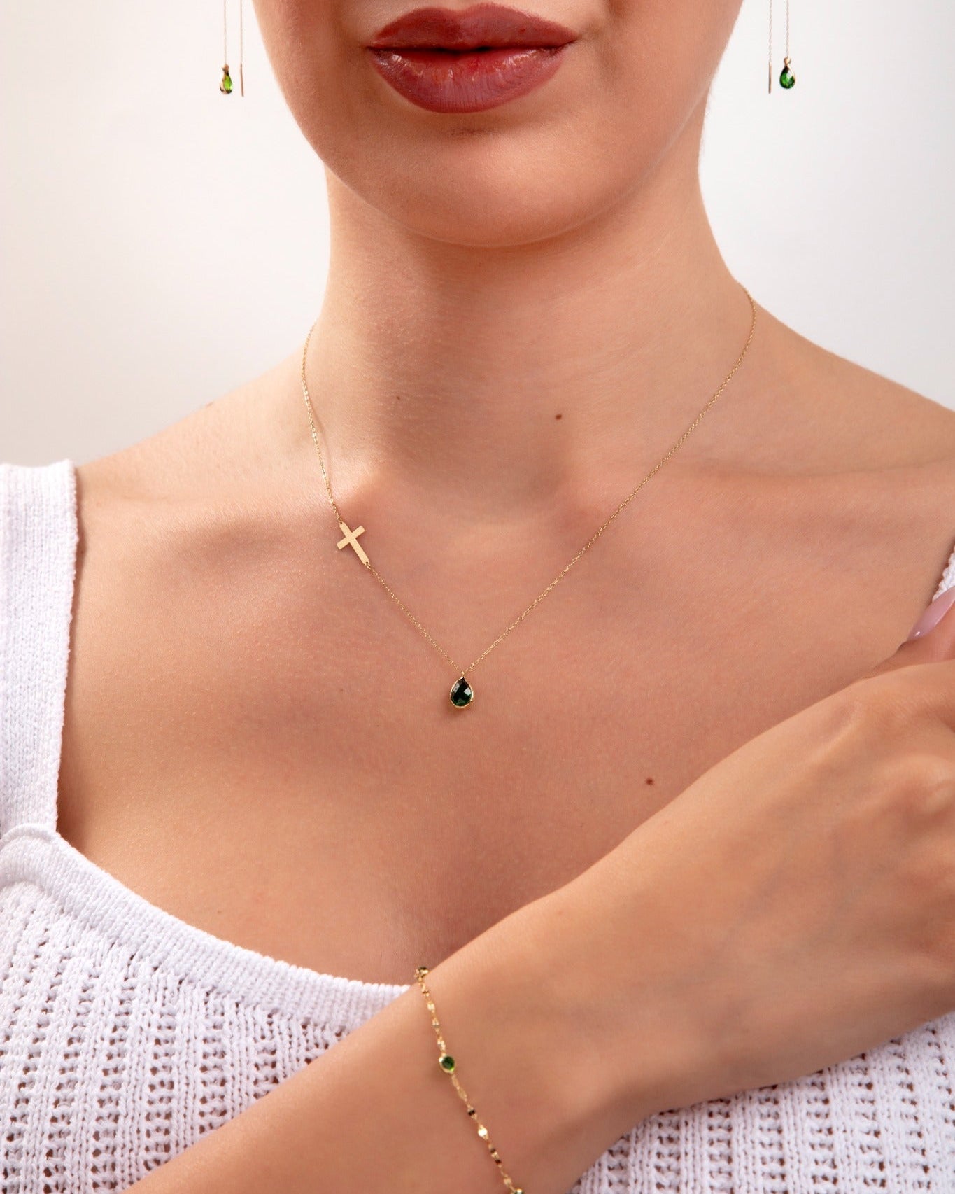14K Guldhalsband Dam Med Kors Och Grön Droppformad Pendant I Elegant Design - Noxlookjewelry