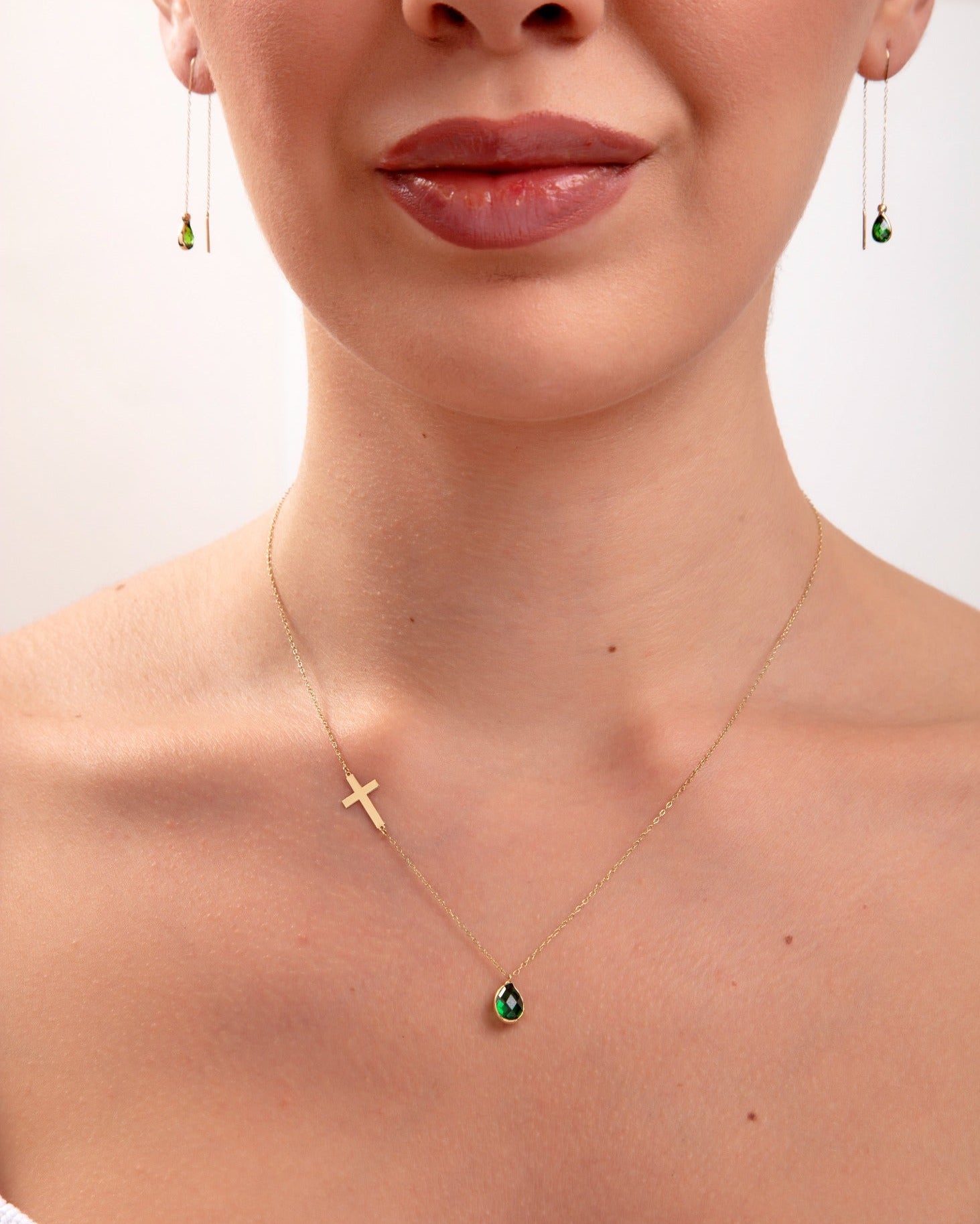 14K Guldhalsband Dam Med Kors Och Grön Droppformad Pendant I Elegant Design - Noxlookjewelry