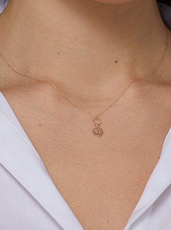 14K Guldhalsband Dam Med Lotus Blomma Berlock I Äkta Guld Elegant Guld Halsband Med Tunn Guldkedja - Noxlookjewelry