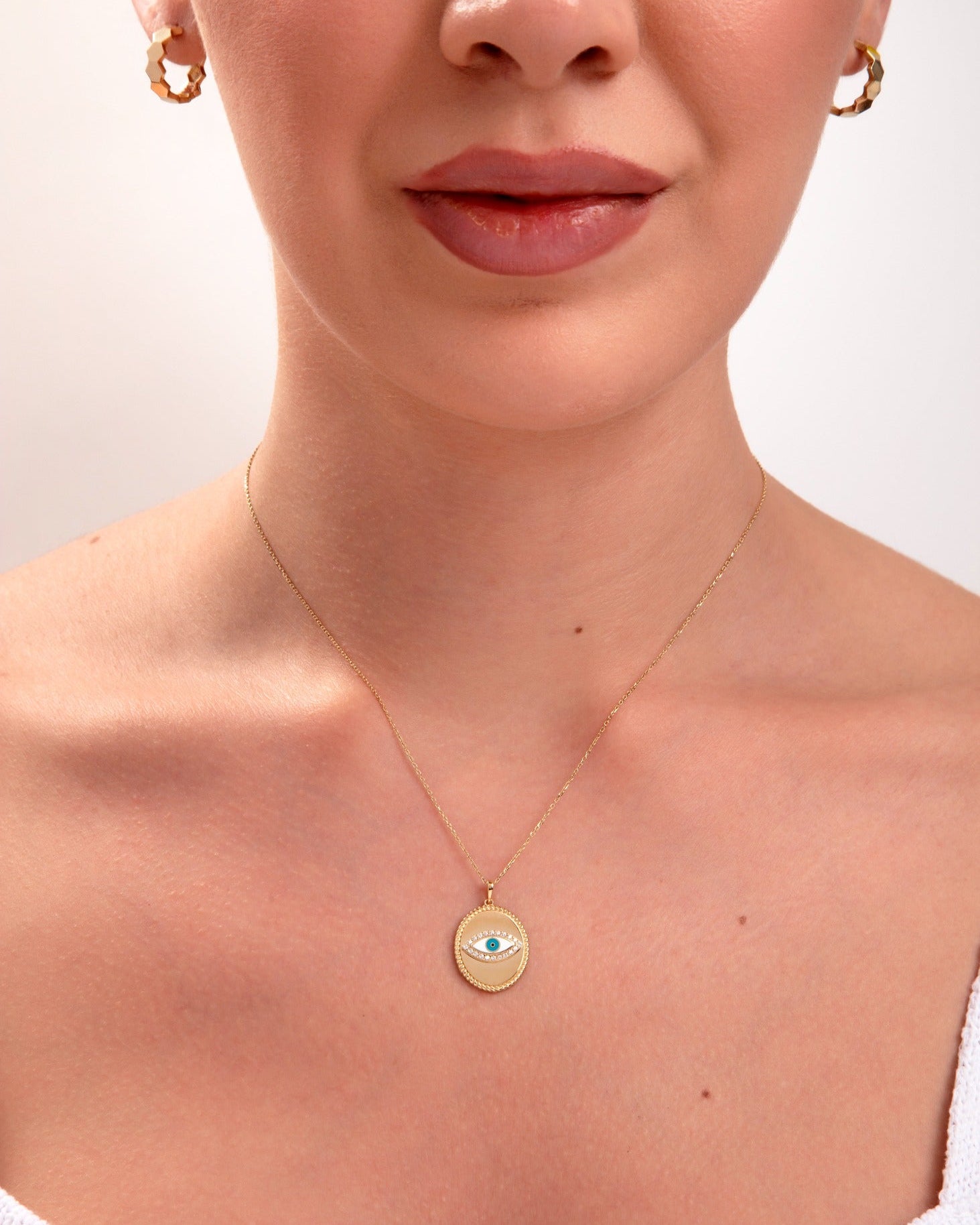 14K Guldhalsband Dam Med Ögonmotiv Och Elegant Medaljongdesign - Noxlookjewelry