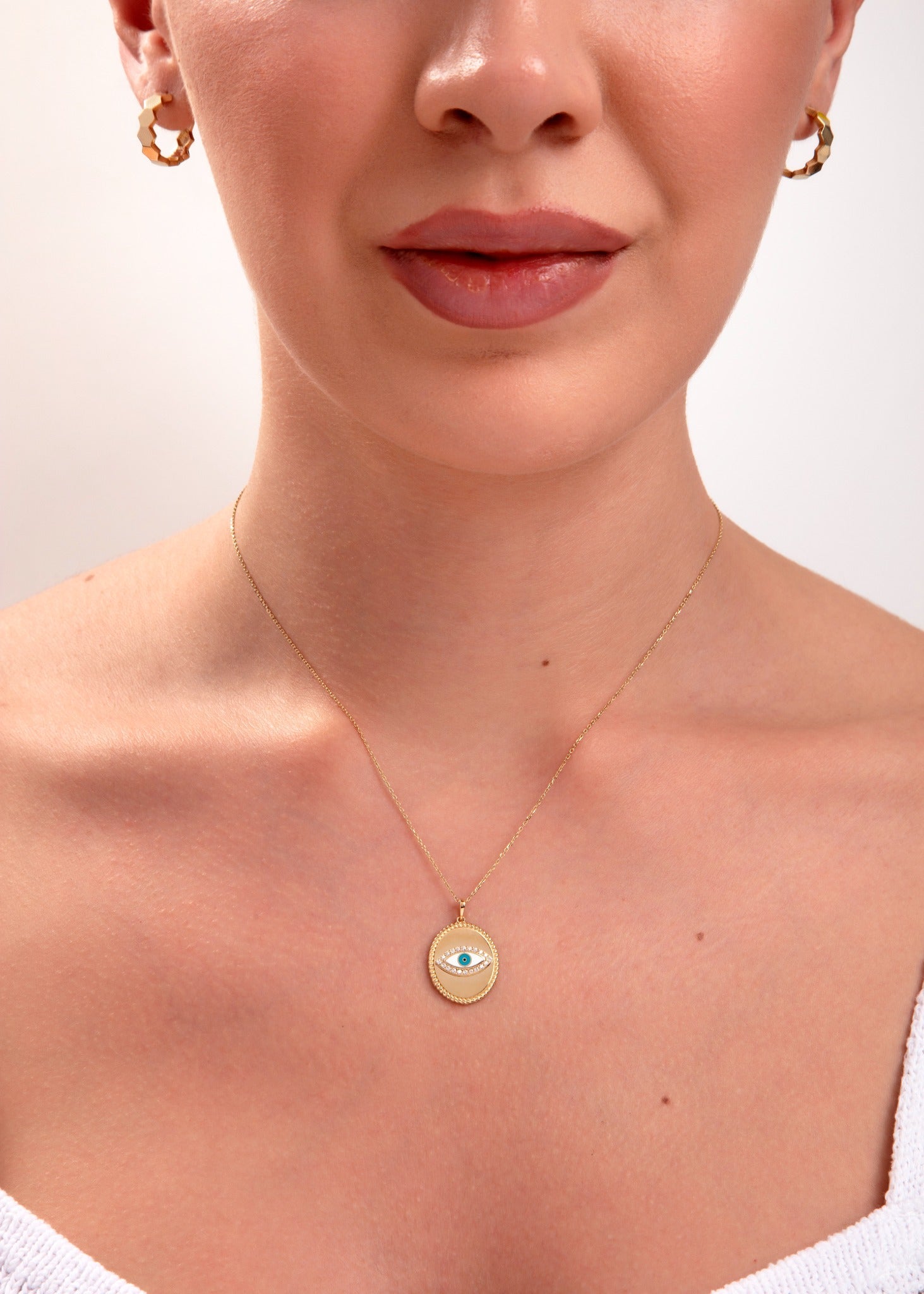 14K Guldhalsband Dam Med Ögonmotiv Och Elegant Medaljongdesign - Noxlookjewelry