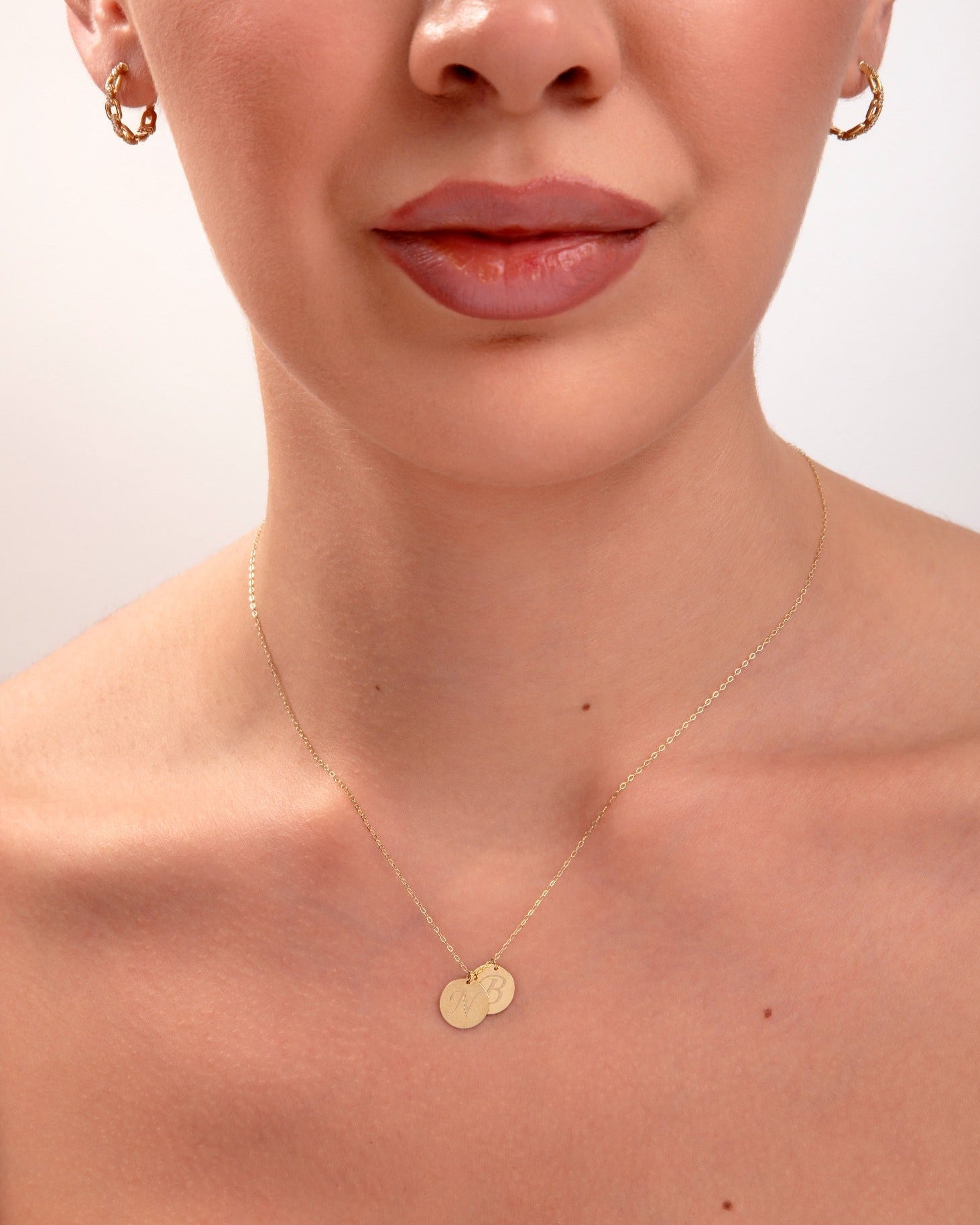 14K Guldhalsband Dam Med Personliga Monogramskivor Och Elegant Minimalistisk Design - Noxlookjewelry