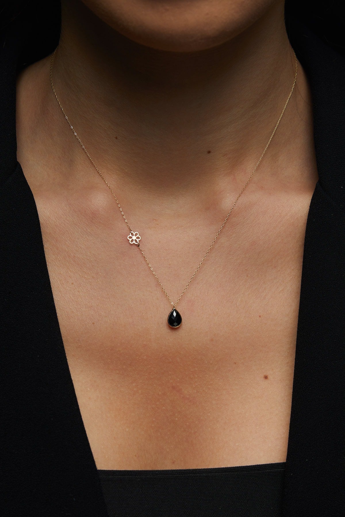 14K Guldhalsband Dam Med Svart Sten Droppe Och Blomma I Äkta Guld Elegant Halsband Med Sten - Noxlookjewelry