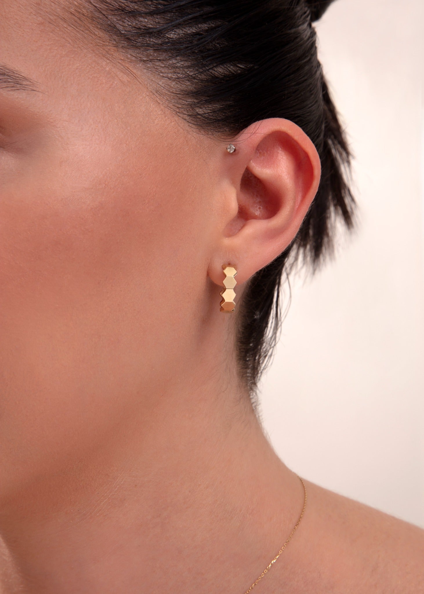 14K Guldörhängen Dam – Geometriska Små Creoler i Äkta Guld - Noxlookjewelry