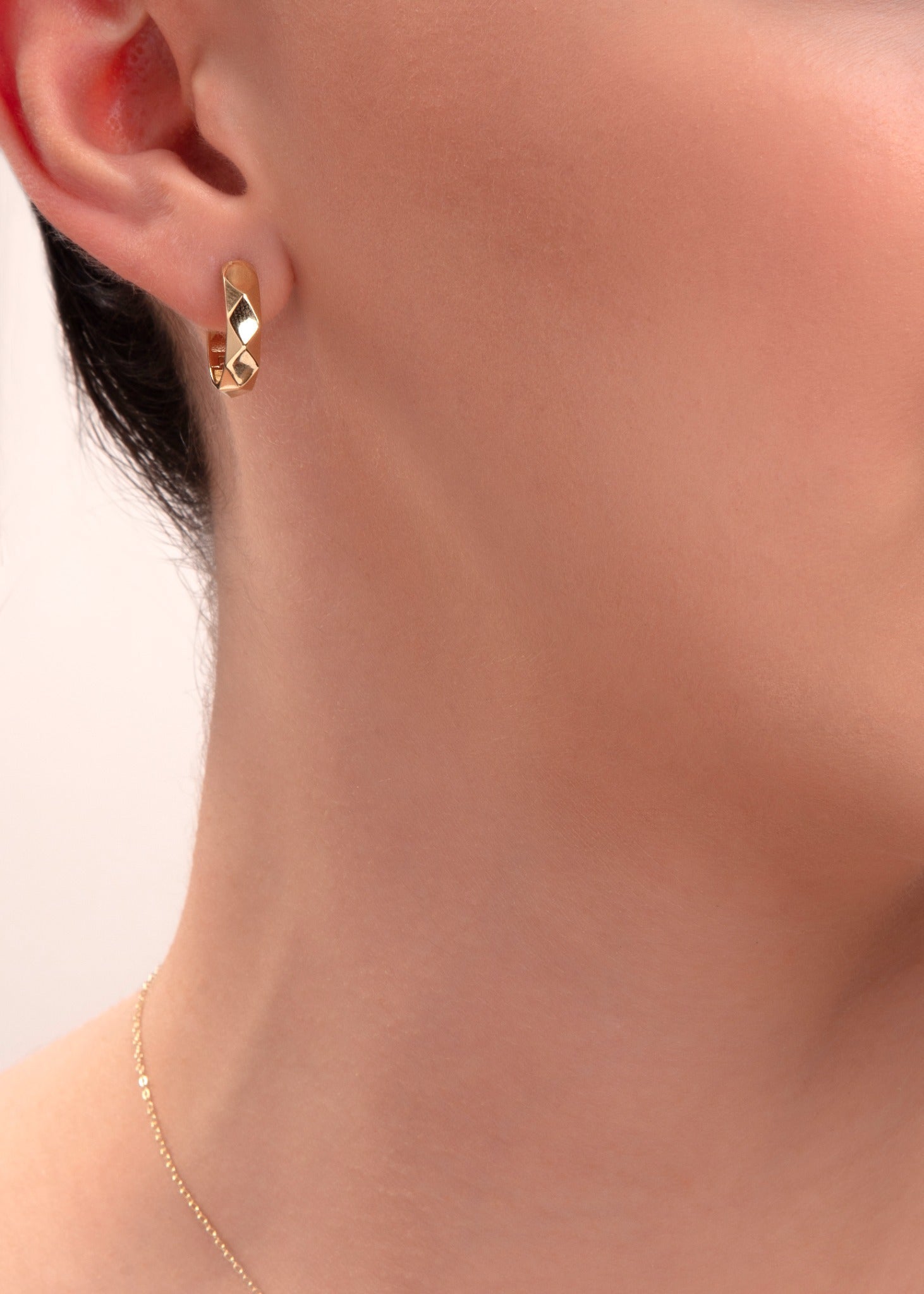 14K Guldörhängen Dam – Geometriska Små Creoler i Äkta Guld - Noxlookjewelry