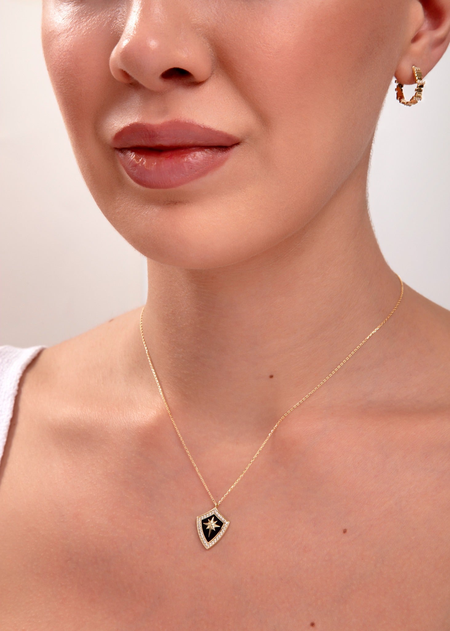 14K Guldörhängen Hoops – Huggie Örhängen med Sten - Noxlookjewelry