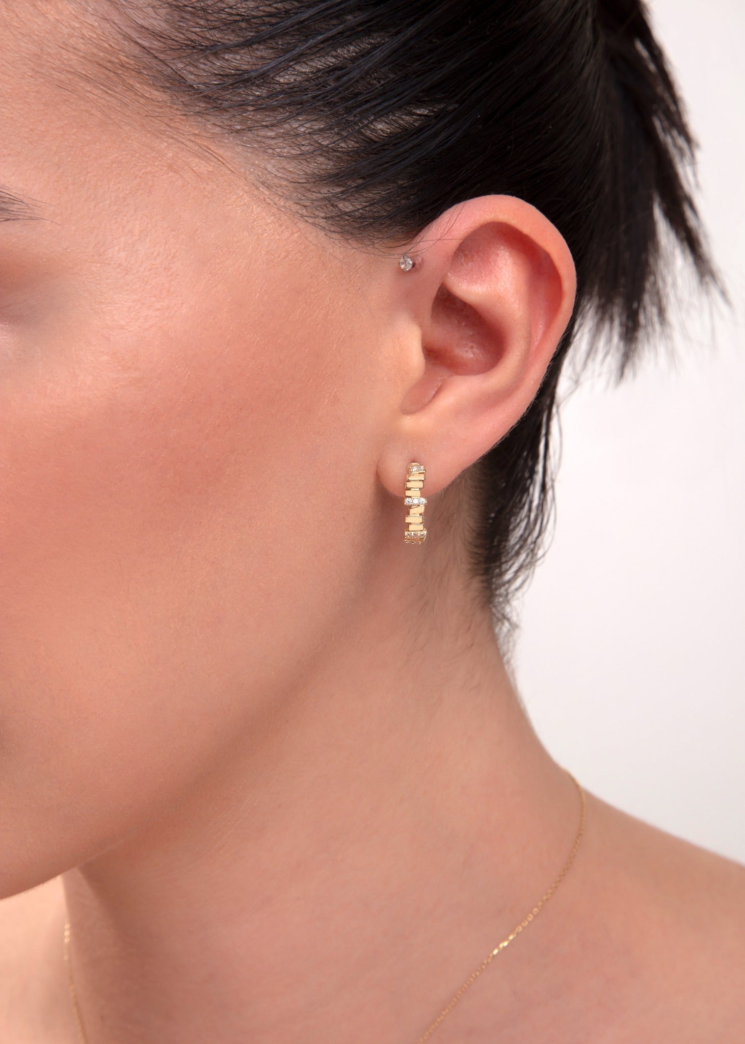 14K Guldörhängen Hoops – Huggie Örhängen med Sten - Noxlookjewelry