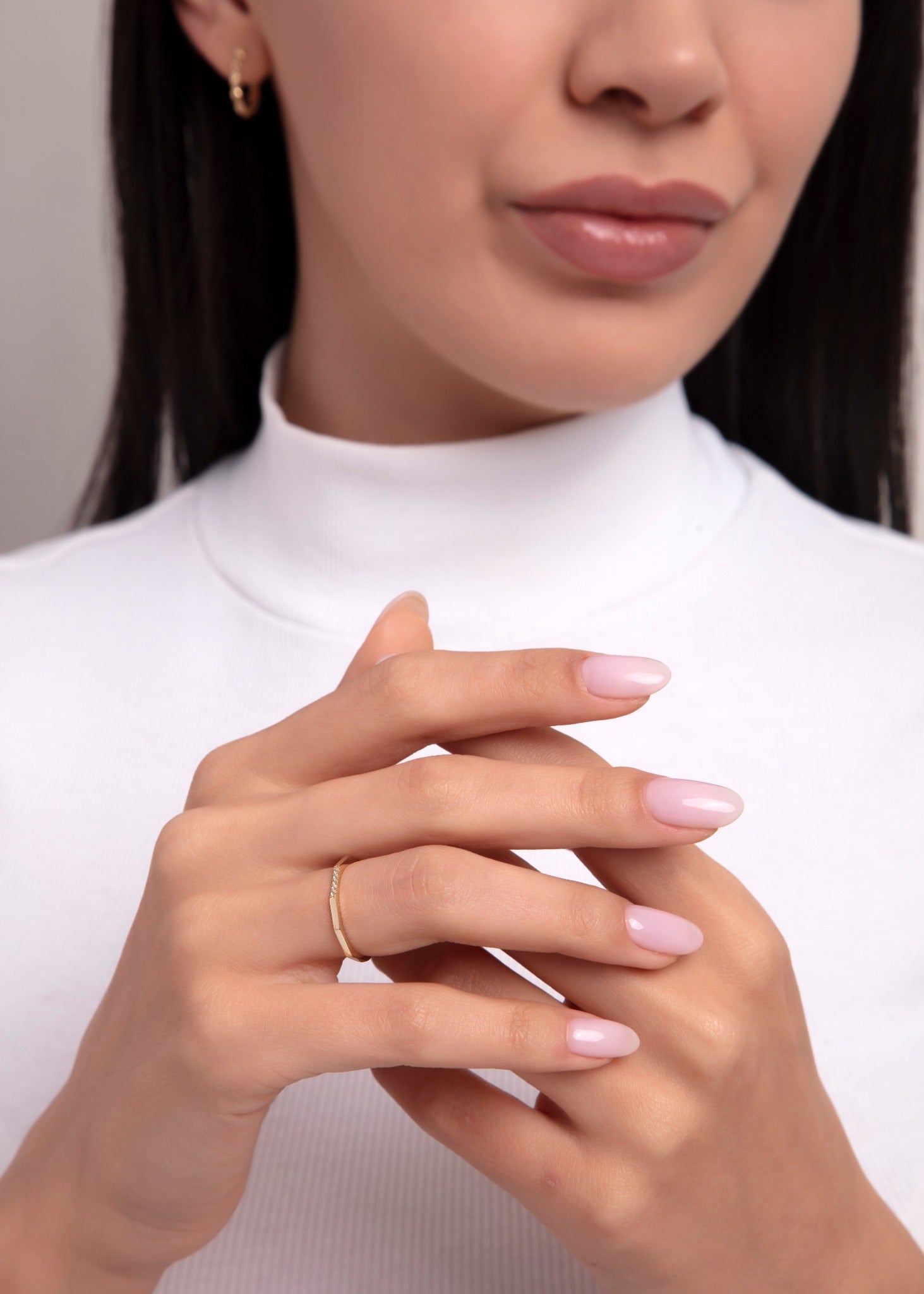 14K Guldring Dam – Elegant Geometrisk Guldring med Gnistrande Stenrad - Noxlookjewelry