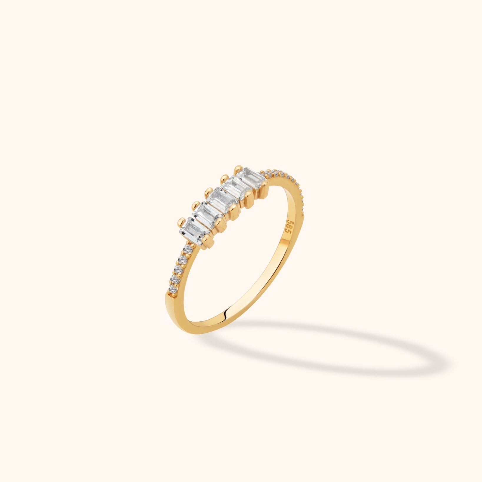 14K Guldring Dam – Elegant Ring med Baguetteslipade Stenar och Pavédetaljer - Noxlookjewelry
