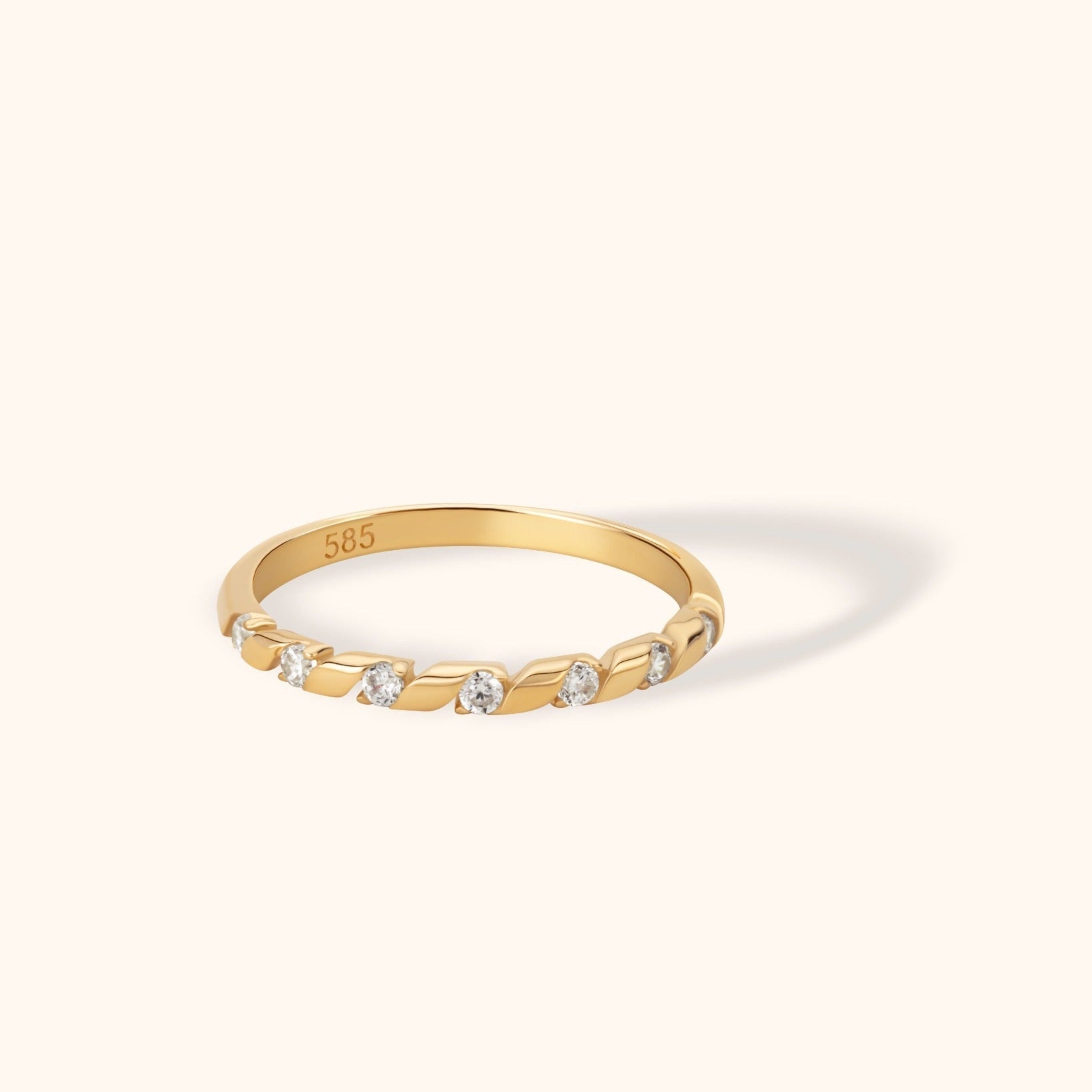 14K Guldring Dam – Elegant Tunn Guldring med Flätad Design och Gnistrande Stenar - Noxlookjewelry