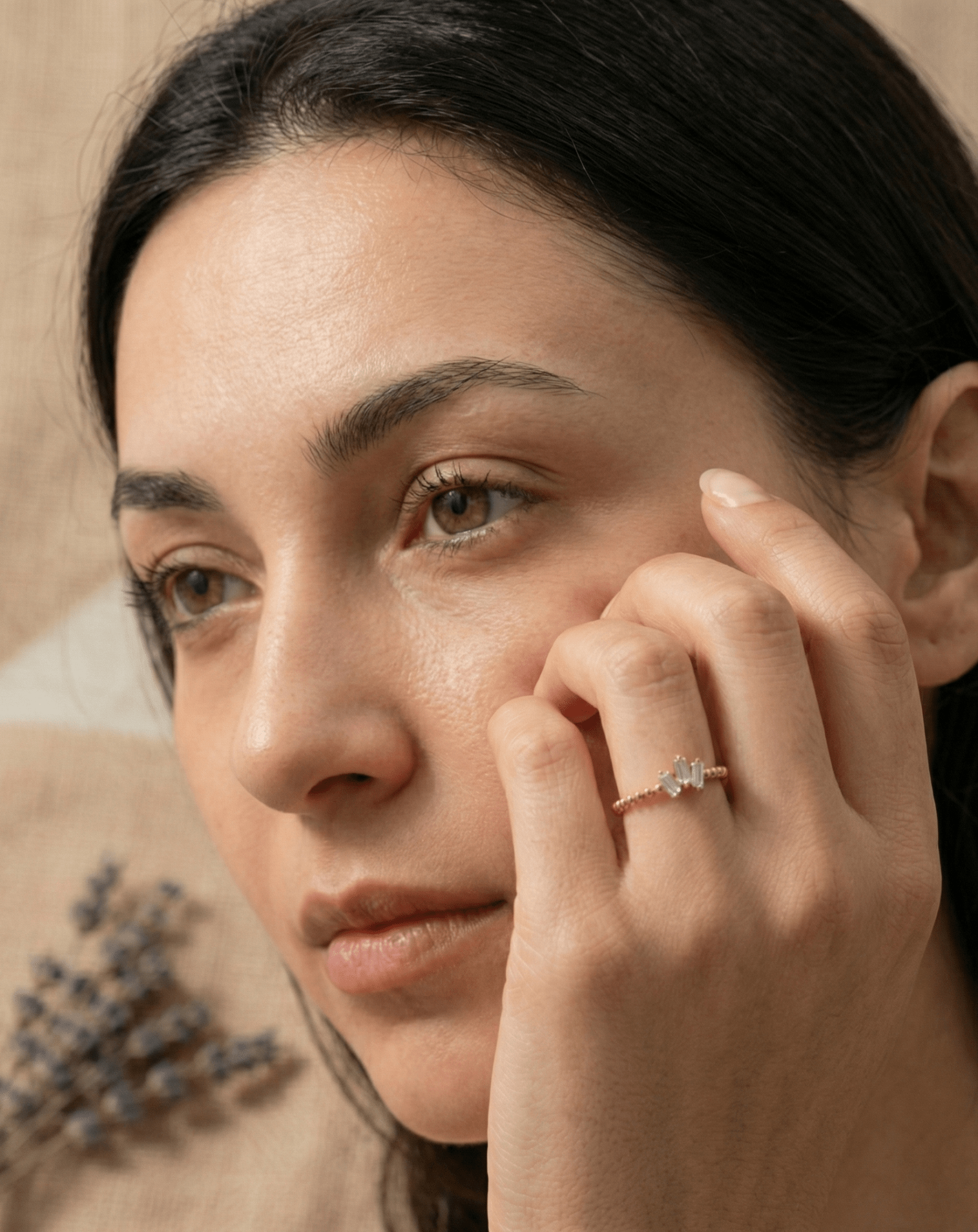 14K Guldring Dam – Elegant Tunn Guldring med Tre Baguetteslipade Stenar och Kulformad Design - Noxlookjewelry