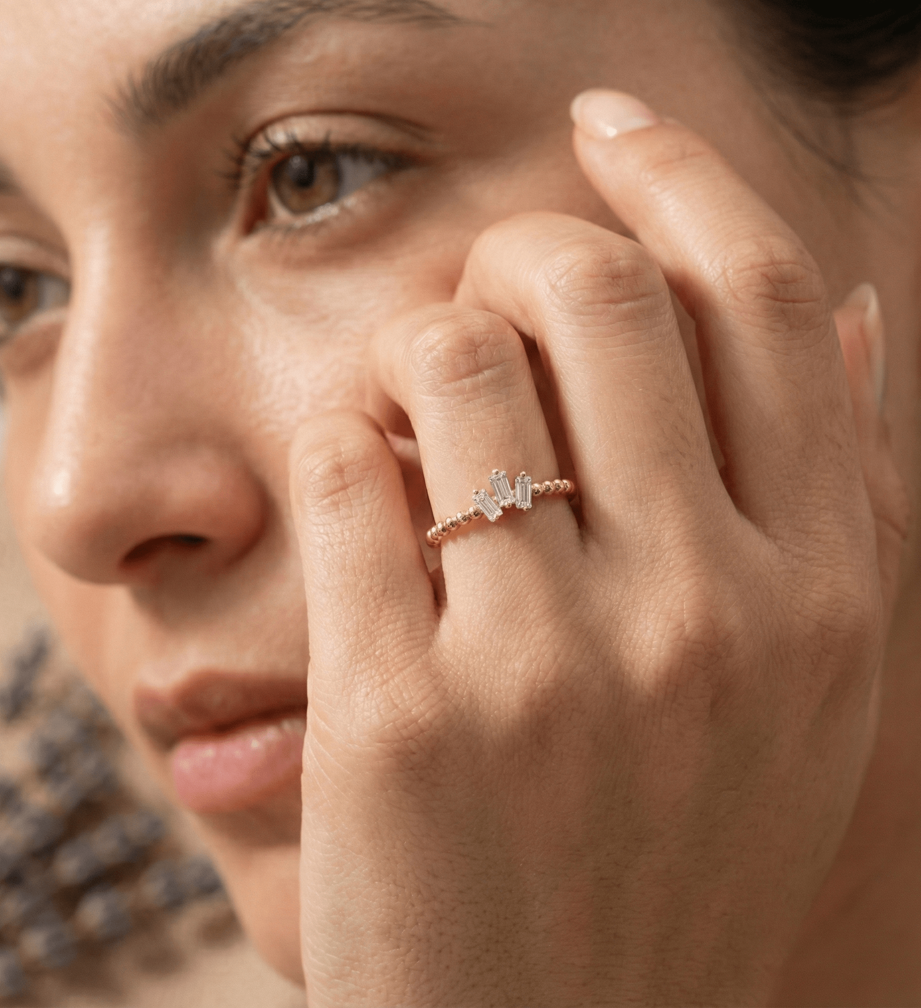 14K Guldring Dam – Elegant Tunn Guldring med Tre Baguetteslipade Stenar och Kulformad Design - Noxlookjewelry