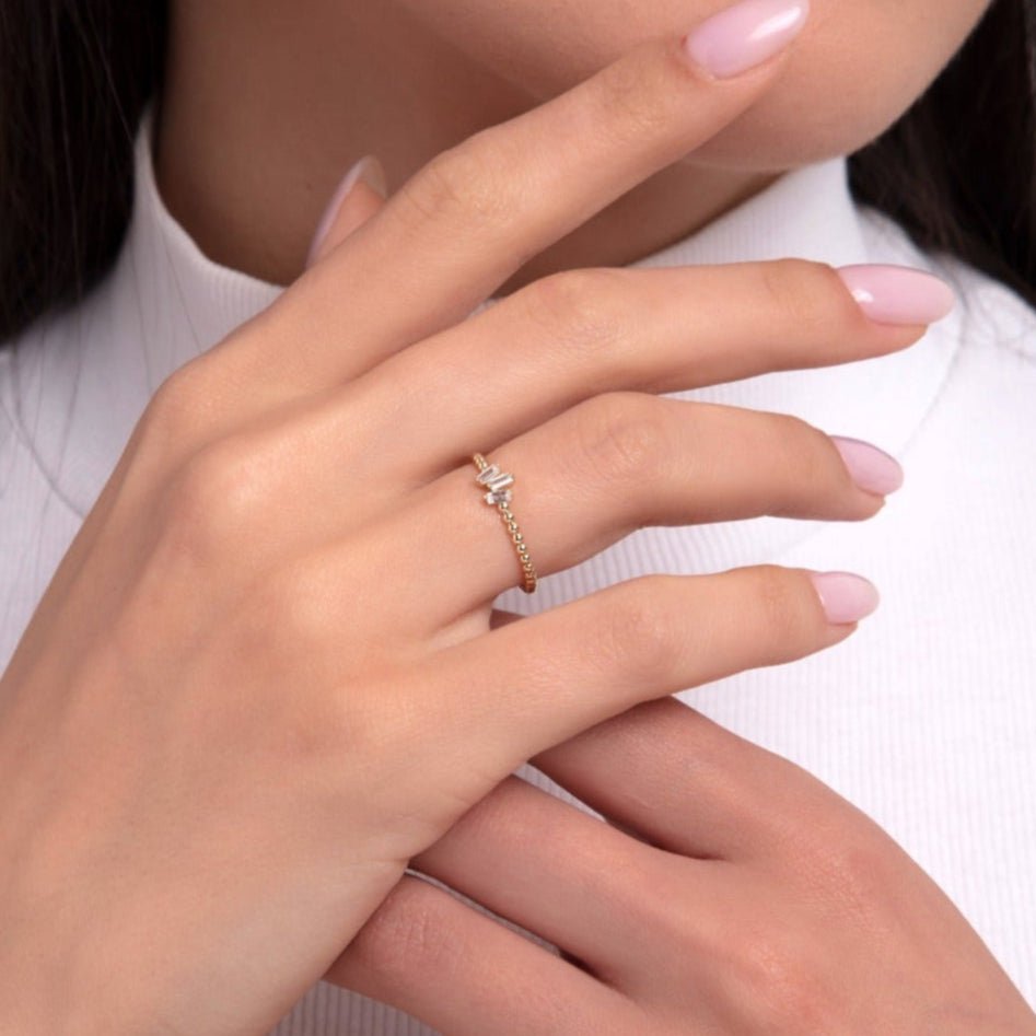 14K Guldring Dam – Elegant Tunn Guldring med Tre Baguetteslipade Stenar och Kulformad Design - Noxlookjewelry