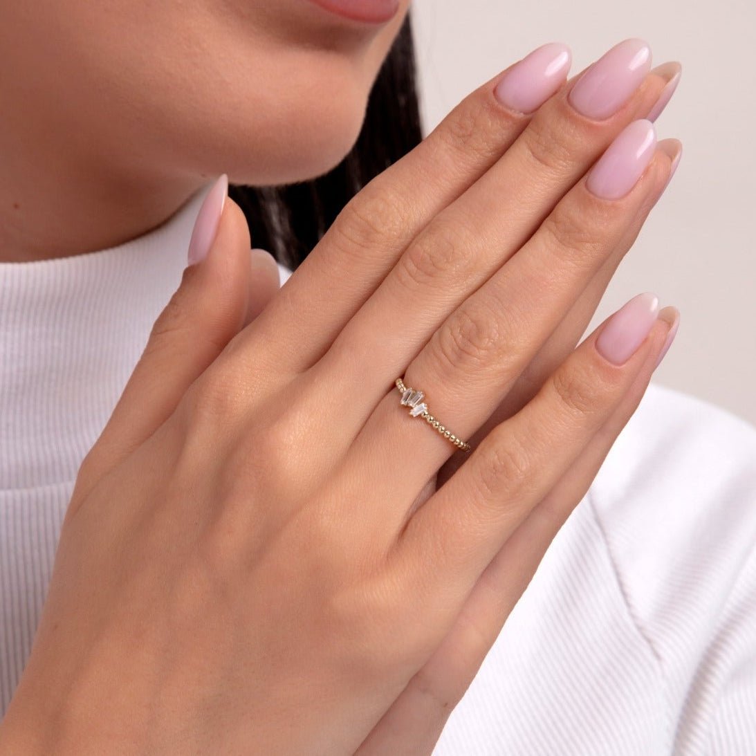 14K Guldring Dam – Elegant Tunn Guldring med Tre Baguetteslipade Stenar och Kulformad Design - Noxlookjewelry