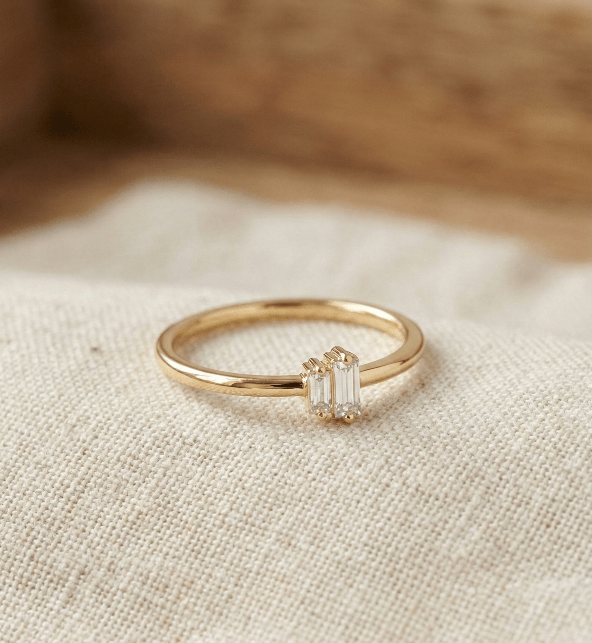 14K Guldring Dam – Elegant Tunn Ring med Två Baguetteslipade Stenar i Minimalistisk Design - Noxlookjewelry