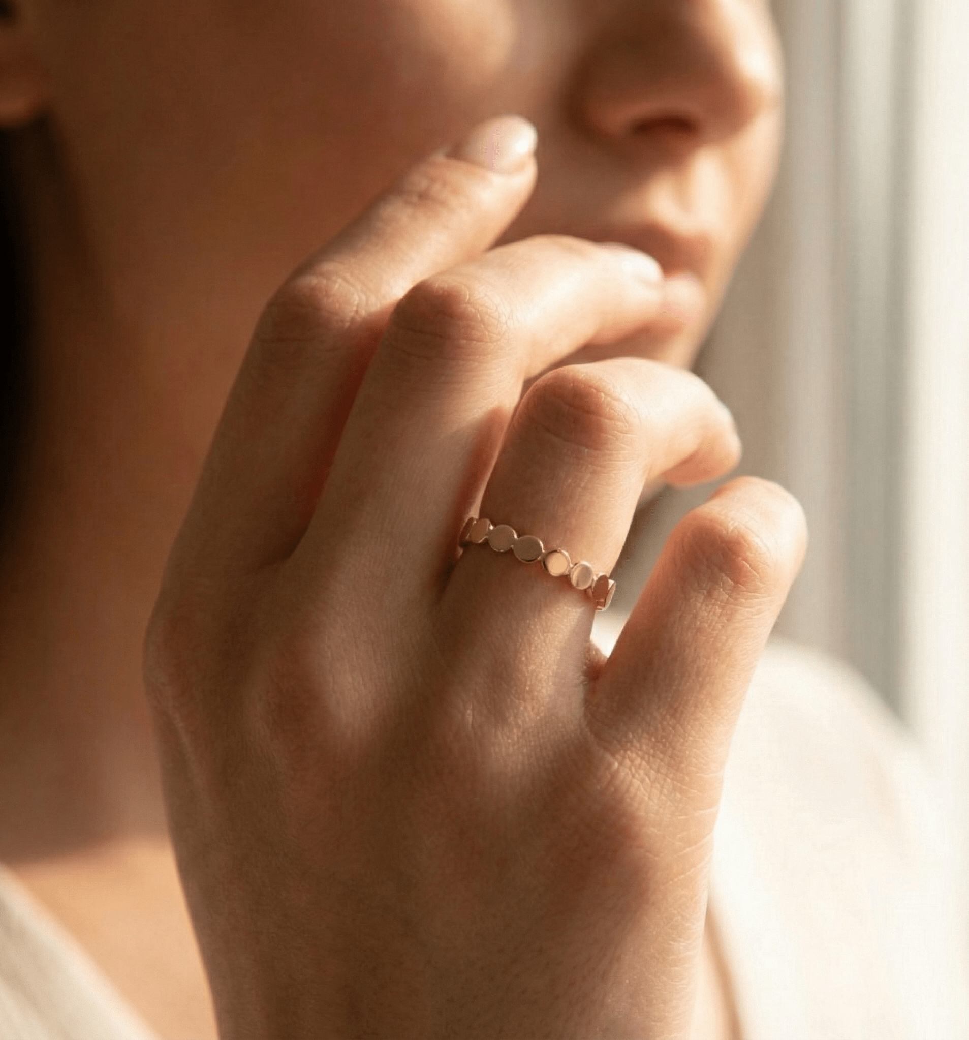 14K Guldring Dam – Minimalistisk Pebble Band Ring i Äkta Guld - Noxlookjewelry