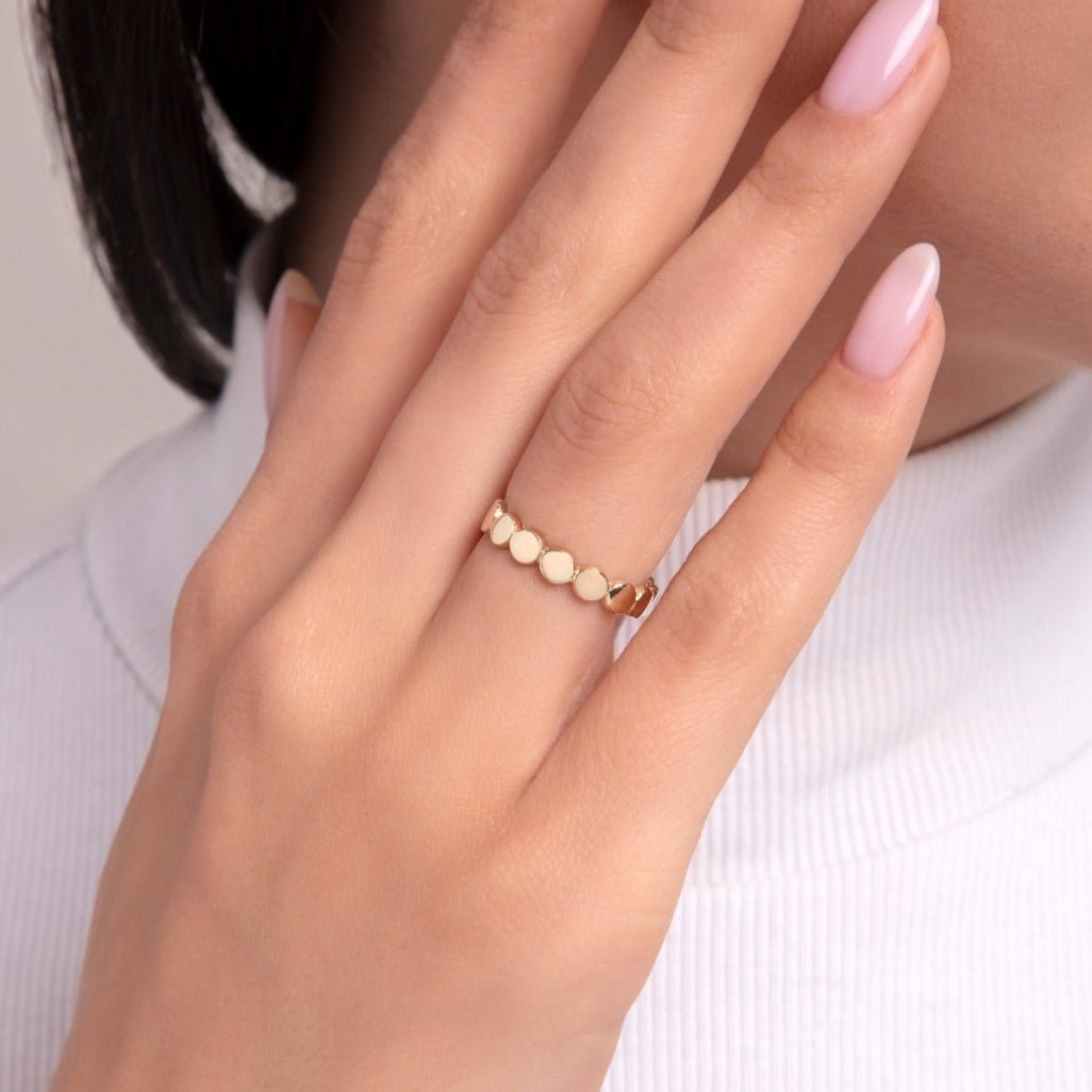 14K Guldring Dam – Minimalistisk Pebble Band Ring i Äkta Guld - Noxlookjewelry