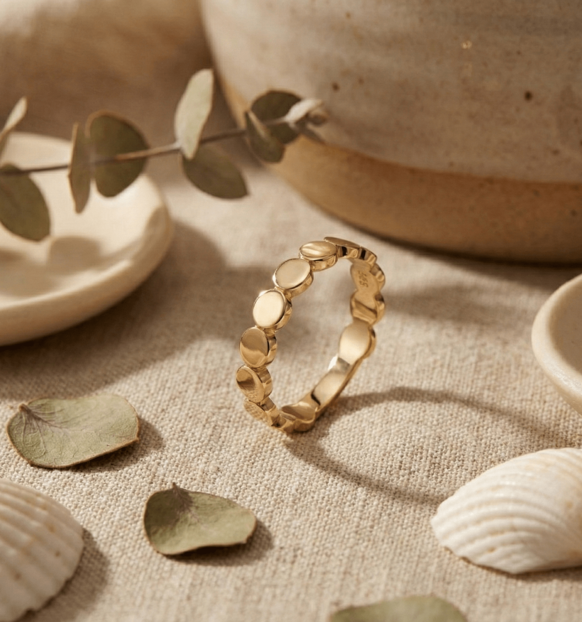 14K Guldring Dam – Minimalistisk Pebble Band Ring i Äkta Guld - Noxlookjewelry