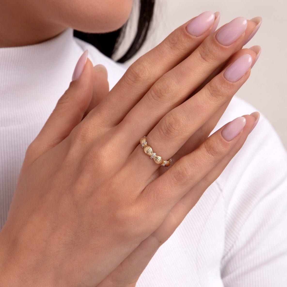 14K Guldring Dam – Ribbad Dome Ring i Äkta Guld med Skulptural Design - Noxlookjewelry