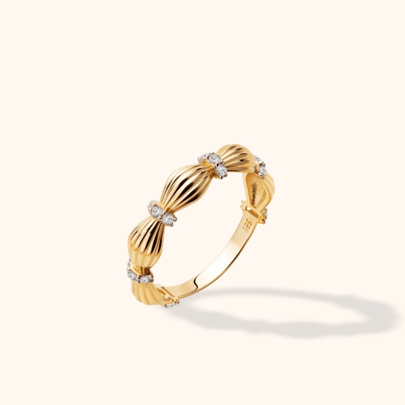 14K Guldring Dam – Ribbad Dome Ring i Äkta Guld med Skulptural Design - Noxlookjewelry