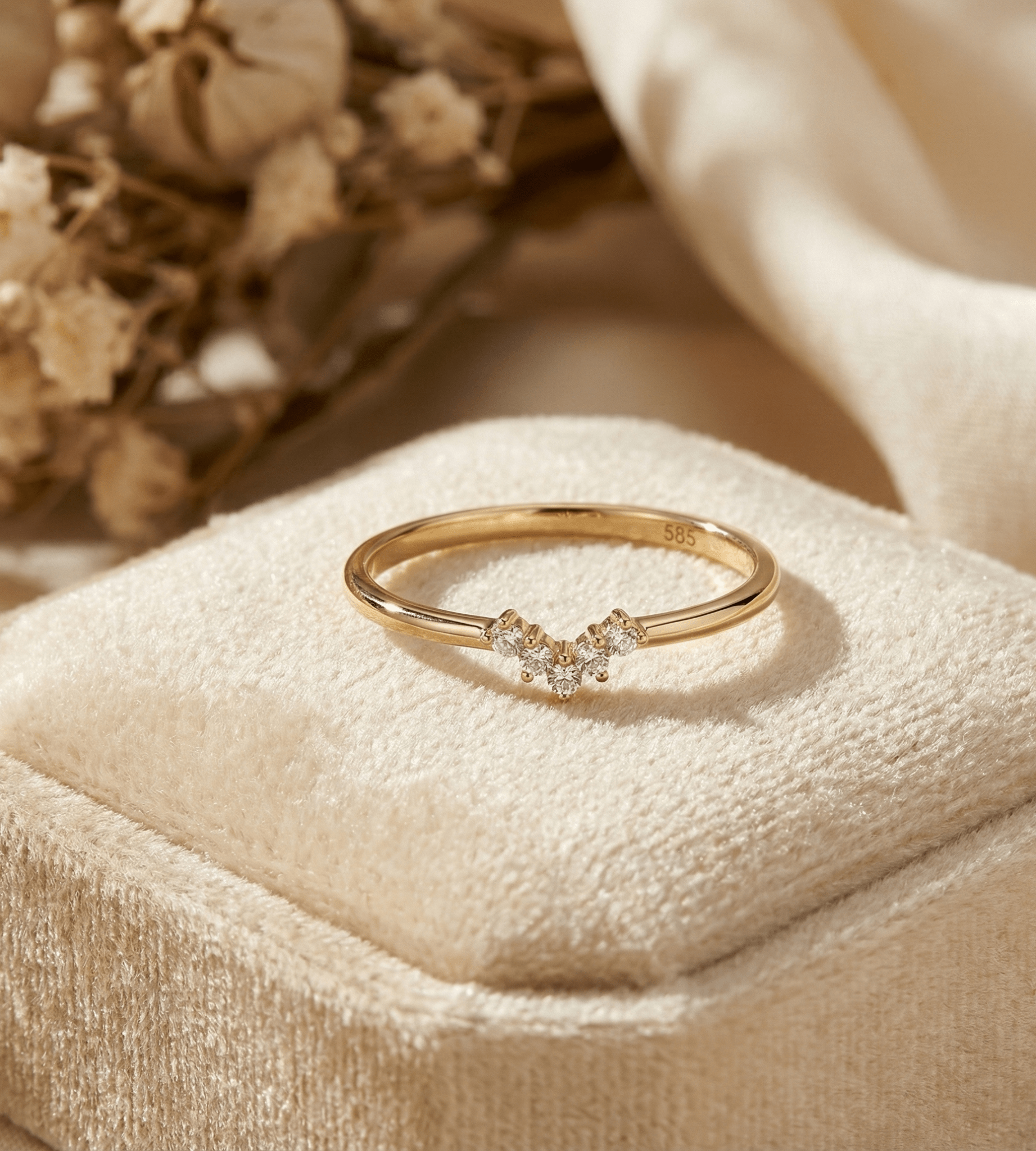 14K Guldring Dam – Tunn Chevron Stacking Ring i Äkta Guld - Noxlookjewelry