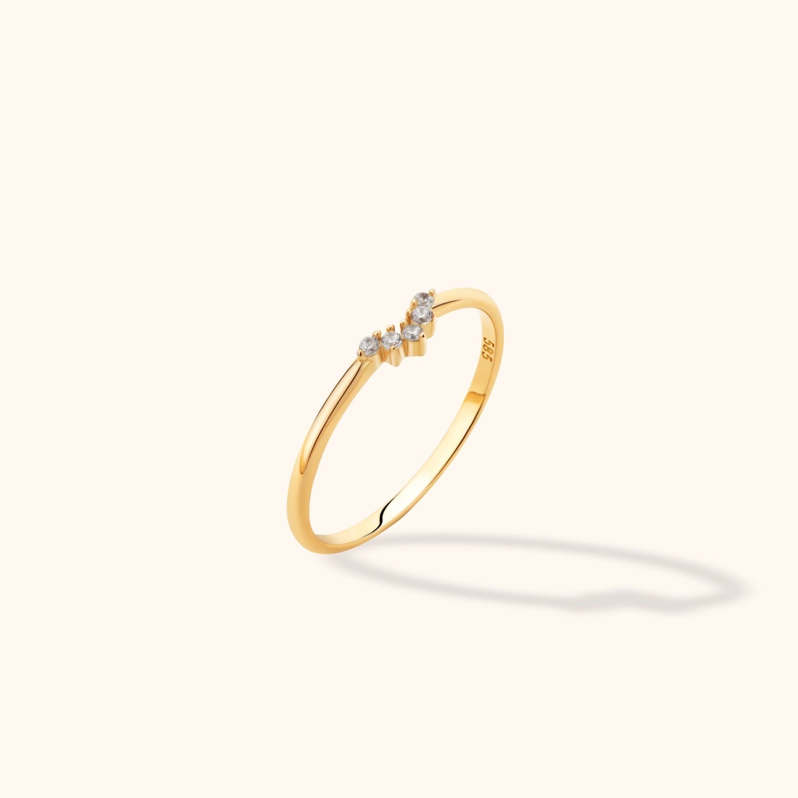 14K Guldring Dam – Tunn Chevron Stacking Ring i Äkta Guld - Noxlookjewelry