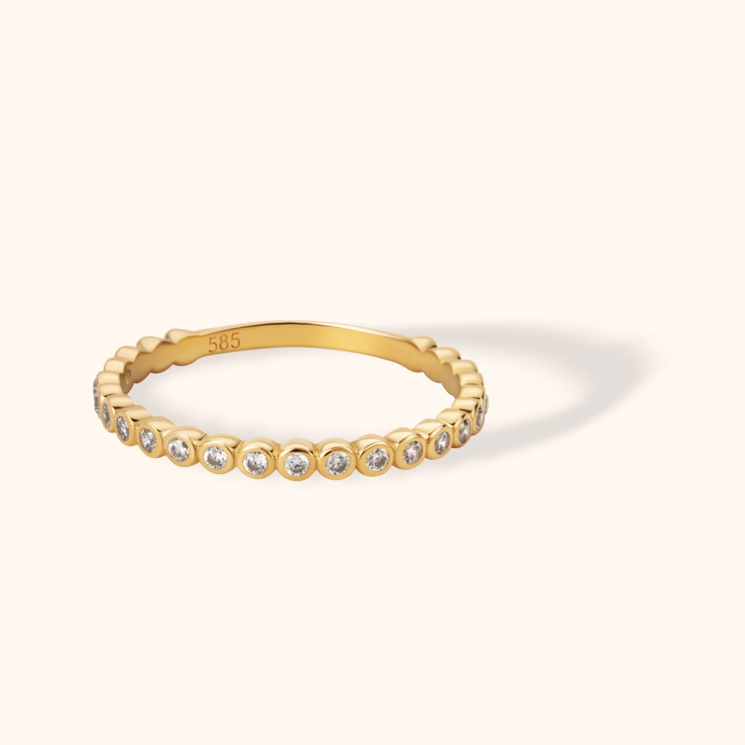 14K Guldring Dam – Tunn Eternity Band med Elegant Bezelrad - Noxlookjewelry