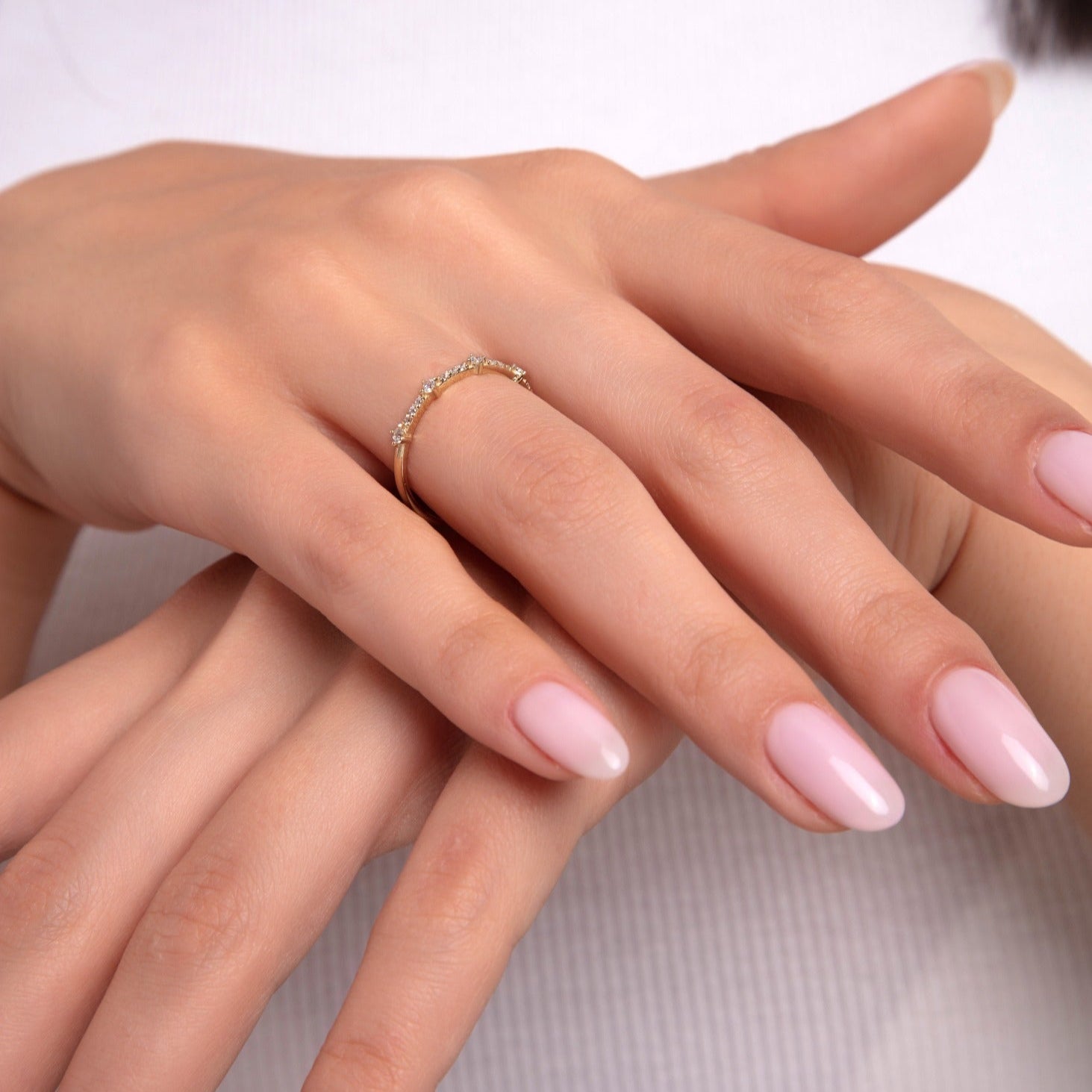 14K Guldring Dam – Tunn Pavé Station Ring i Äkta Guld - Noxlookjewelry