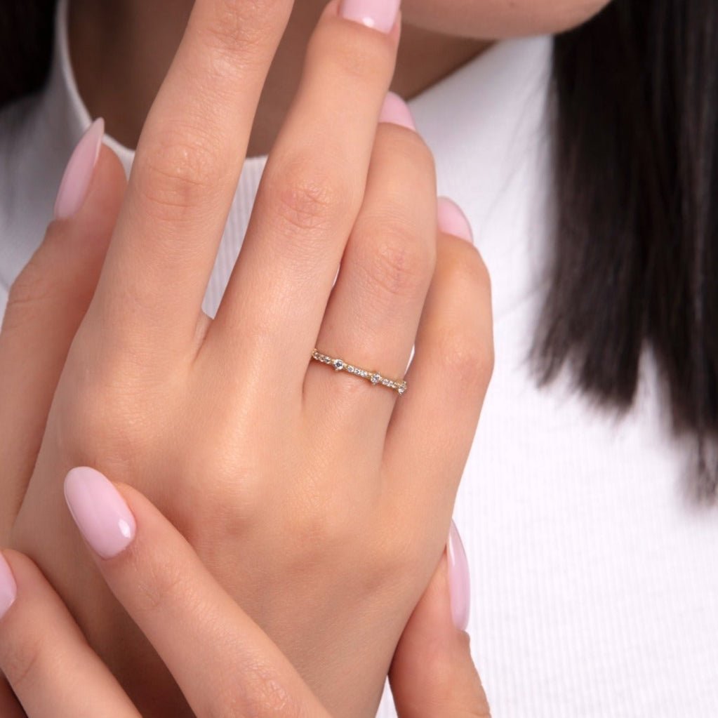 14K Guldring Dam – Tunn Pavé Station Ring i Äkta Guld - Noxlookjewelry