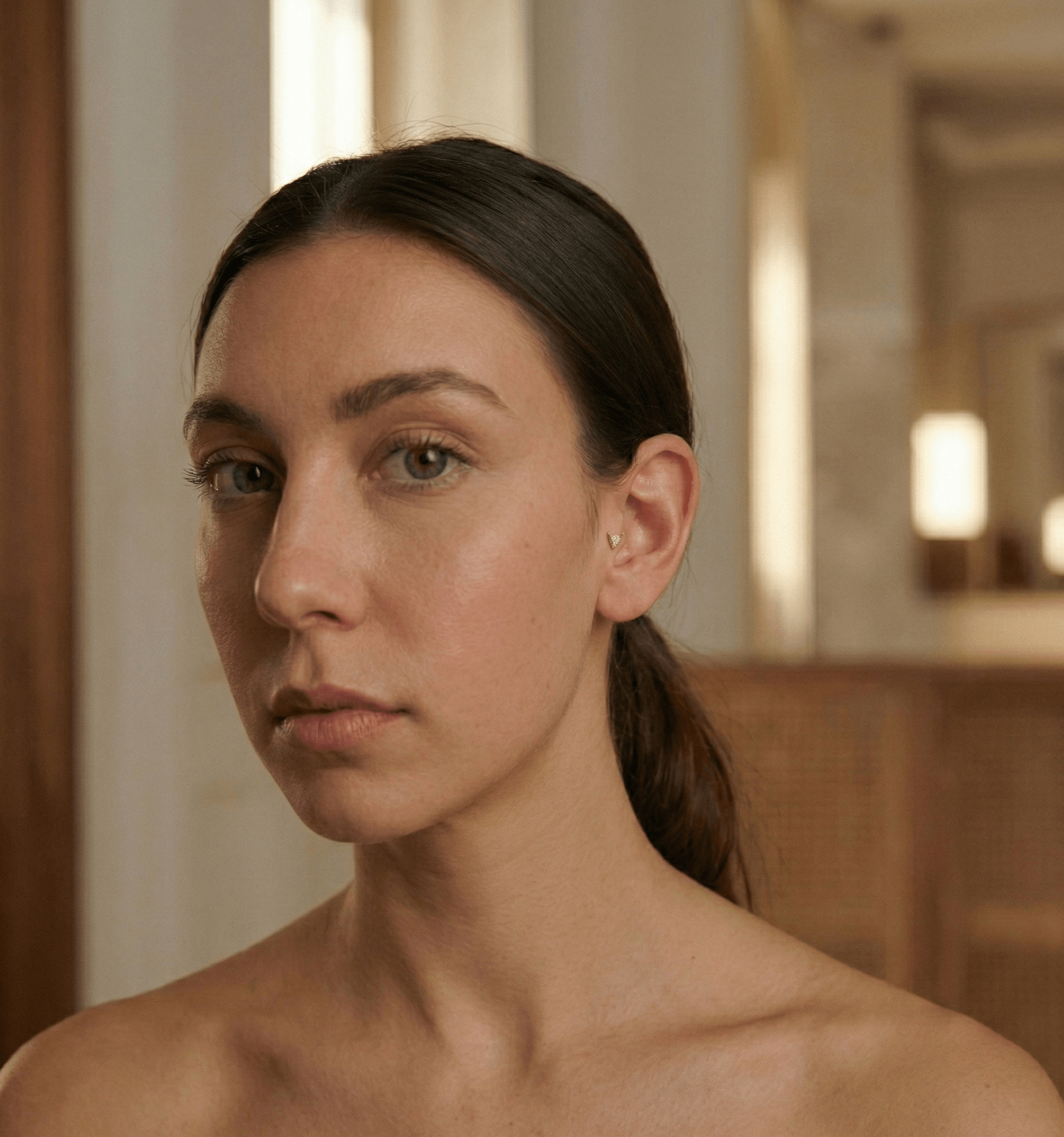 14K Tragusörhänge Djävulshorn I Äkta Guld Minimal Broskörhänge - Noxlookjewelry