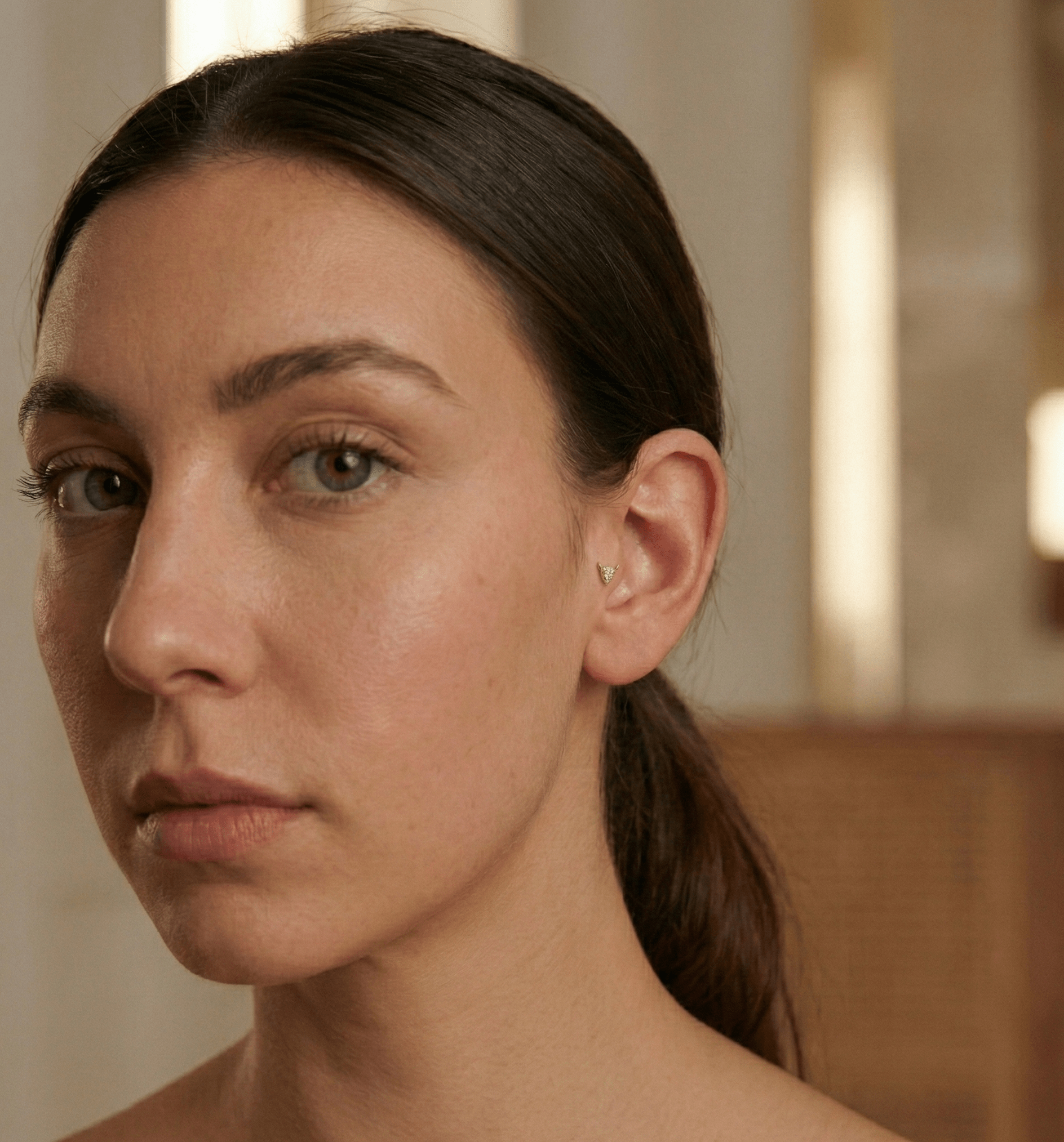 14K Tragusörhänge Djävulshorn I Äkta Guld Minimal Broskörhänge - Noxlookjewelry