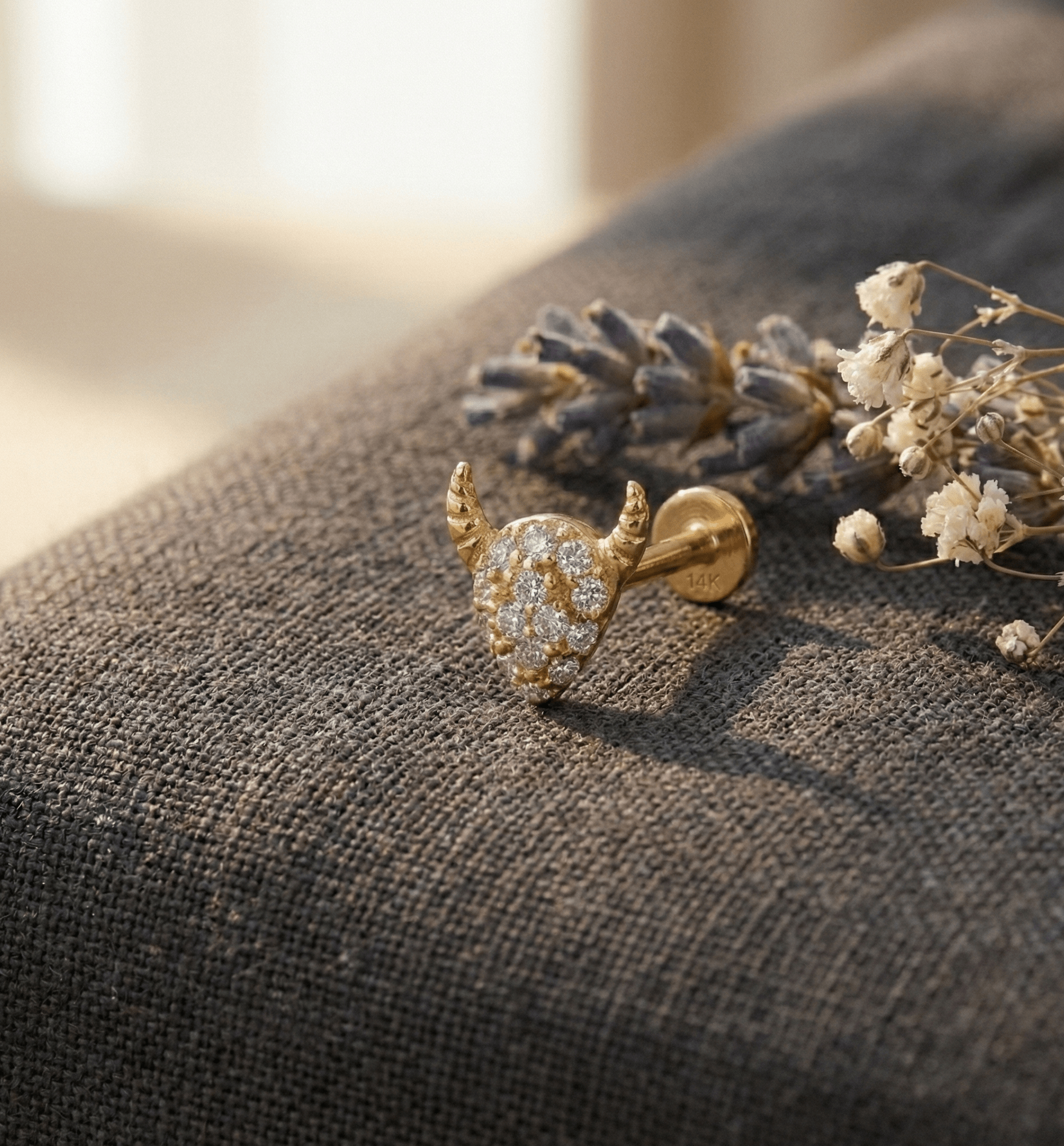 14K Tragusörhänge Djävulshorn I Äkta Guld Minimal Broskörhänge - Noxlookjewelry