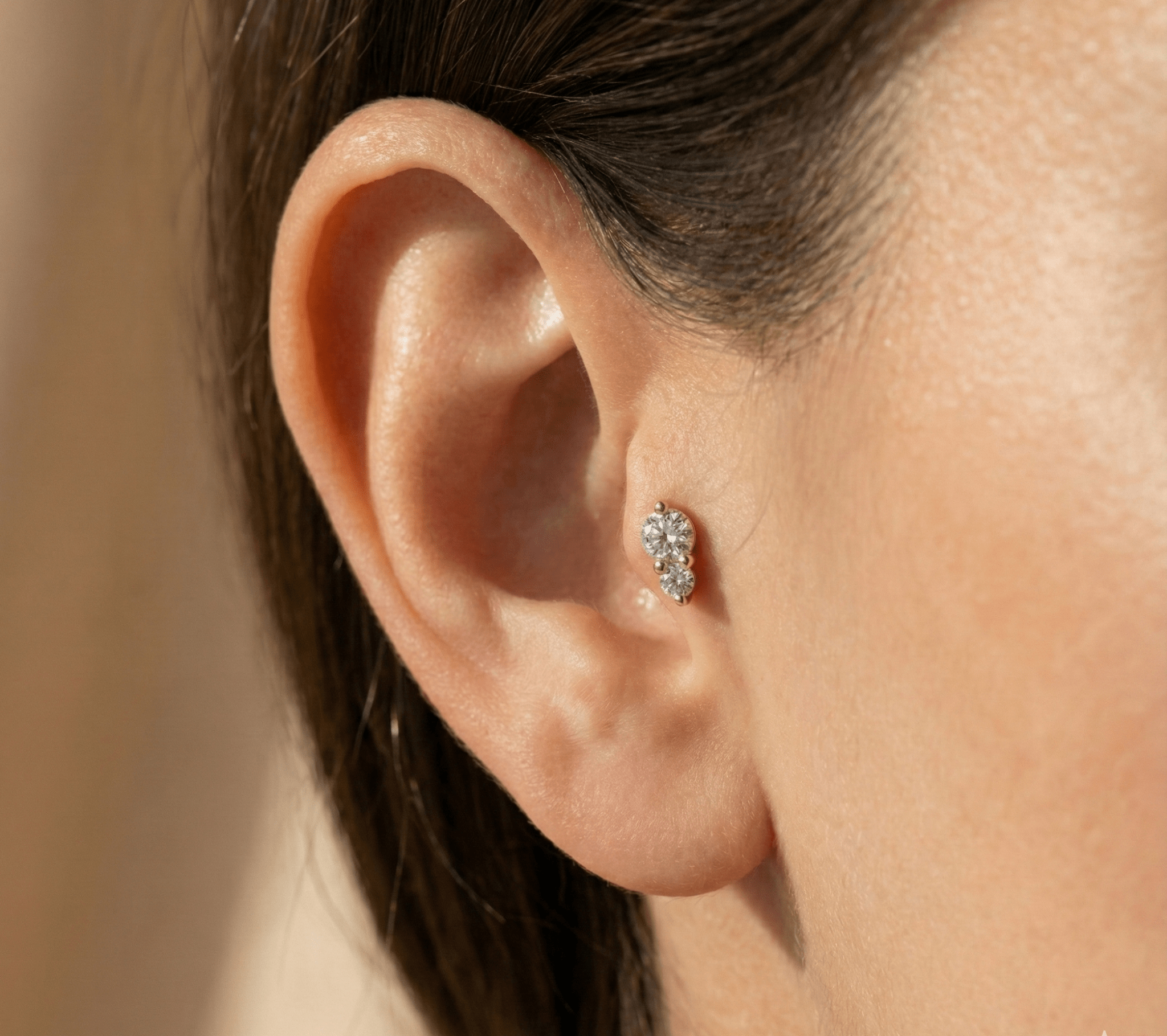 14K Tragusörhänge Dubbel Sten I Äkta Guld Minimal Broskörhänge - Noxlookjewelry