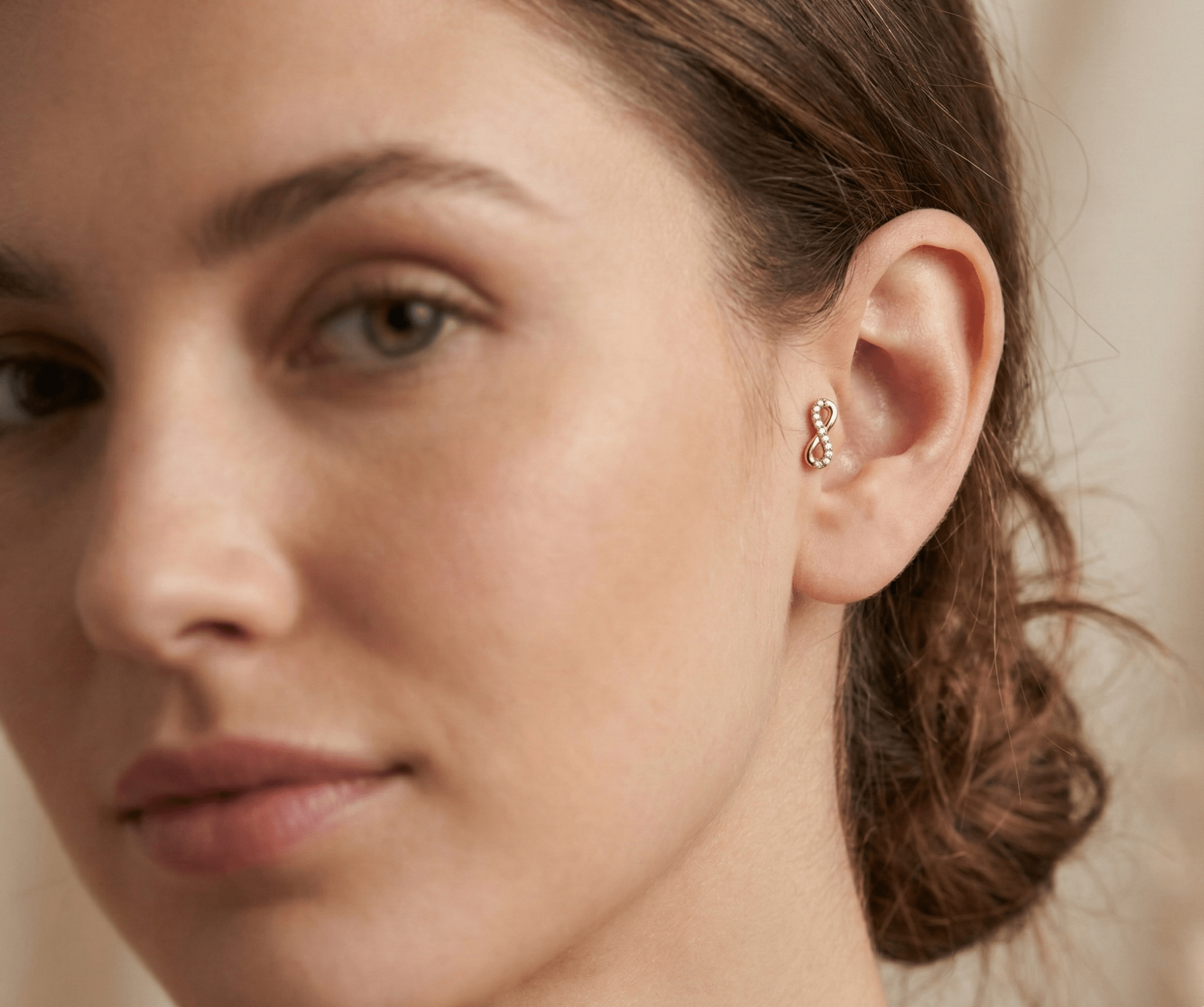 14K Tragusörhänge Oändlighetssymbol I Äkta Guld Elegant Broskörhänge - Noxlookjewelry