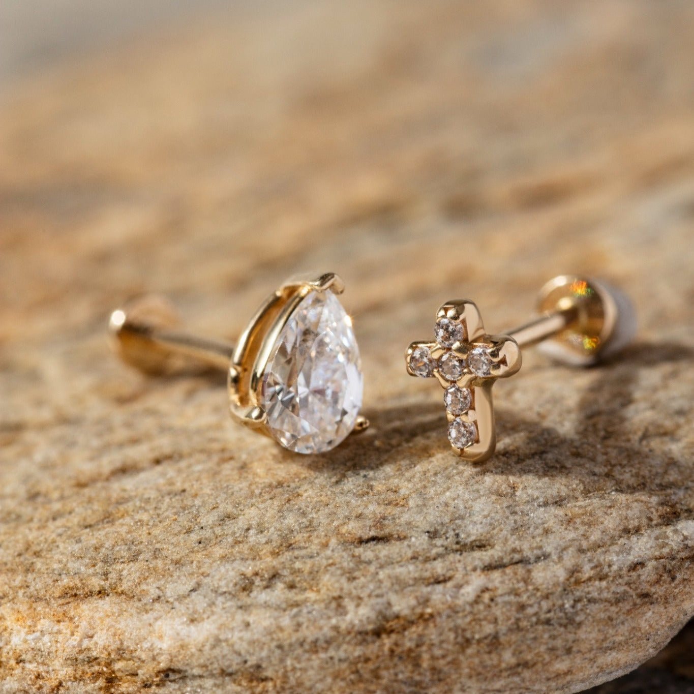 14K Tragusörhänge Päronformad Stud I Äkta Guld Minimal Broskörhänge - Noxlookjewelry