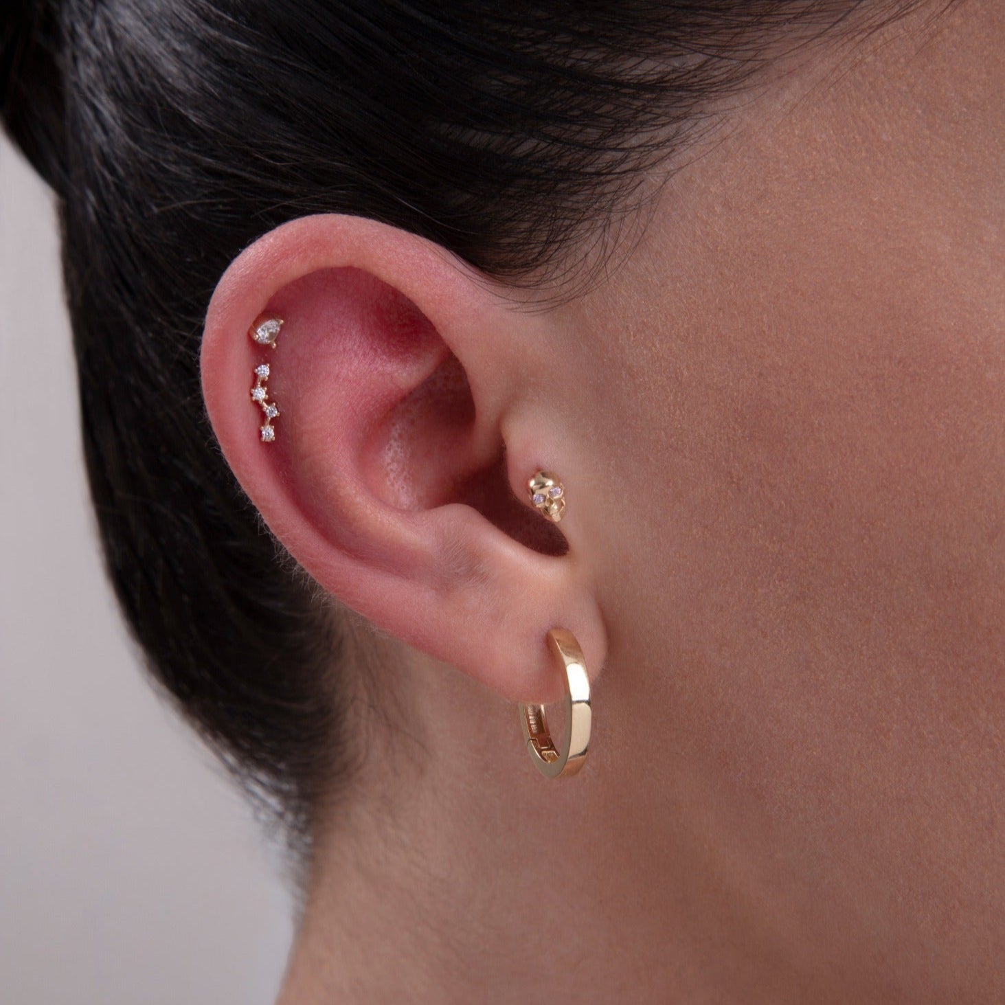 14K Tragusörhänge Skalle I Äkta Guld Minimal Broskörhänge - Noxlookjewelry