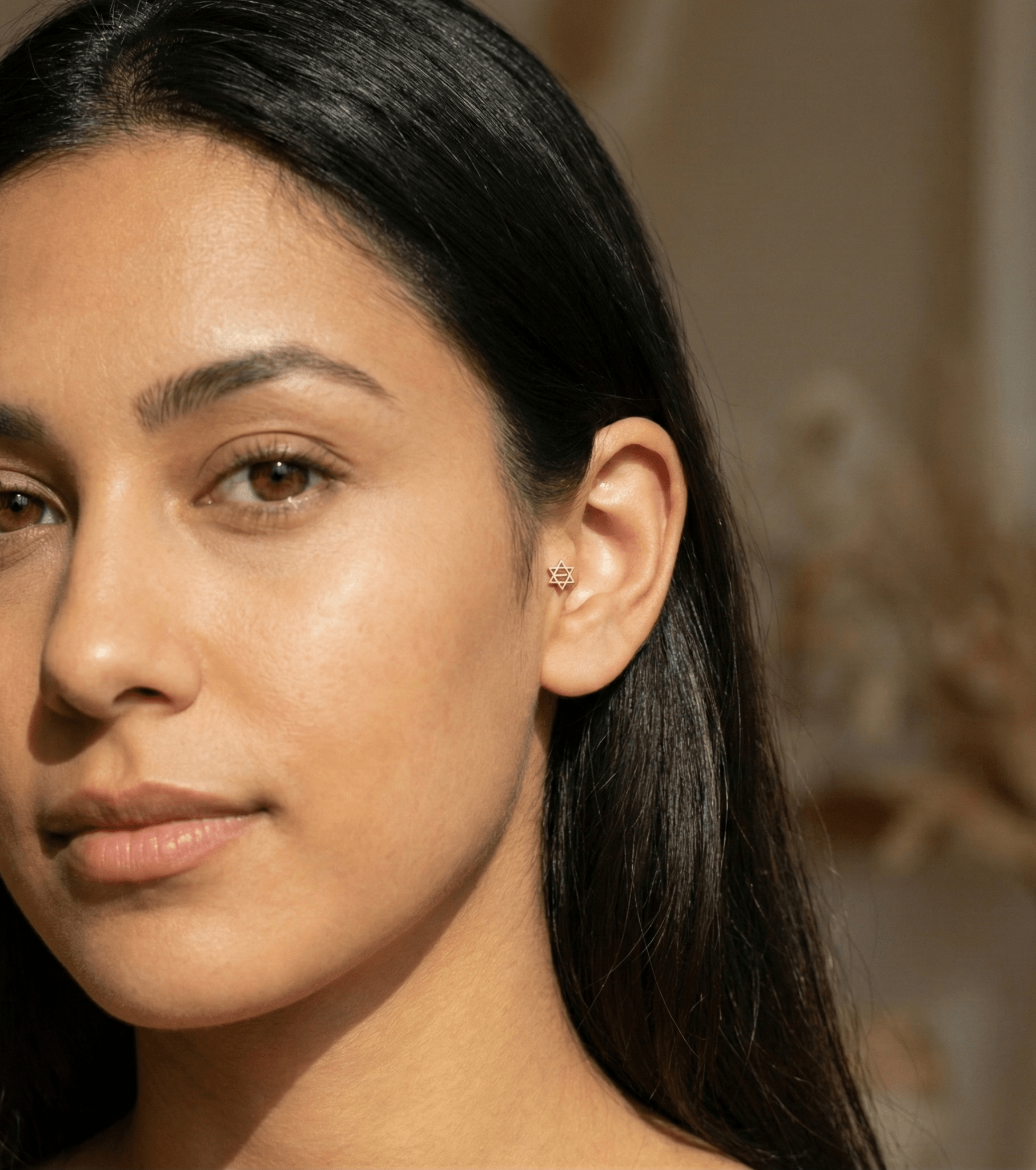 14K Tragusörhänge Stjärna i Äkta Guld – Minimal Broskörhänge - Noxlookjewelry