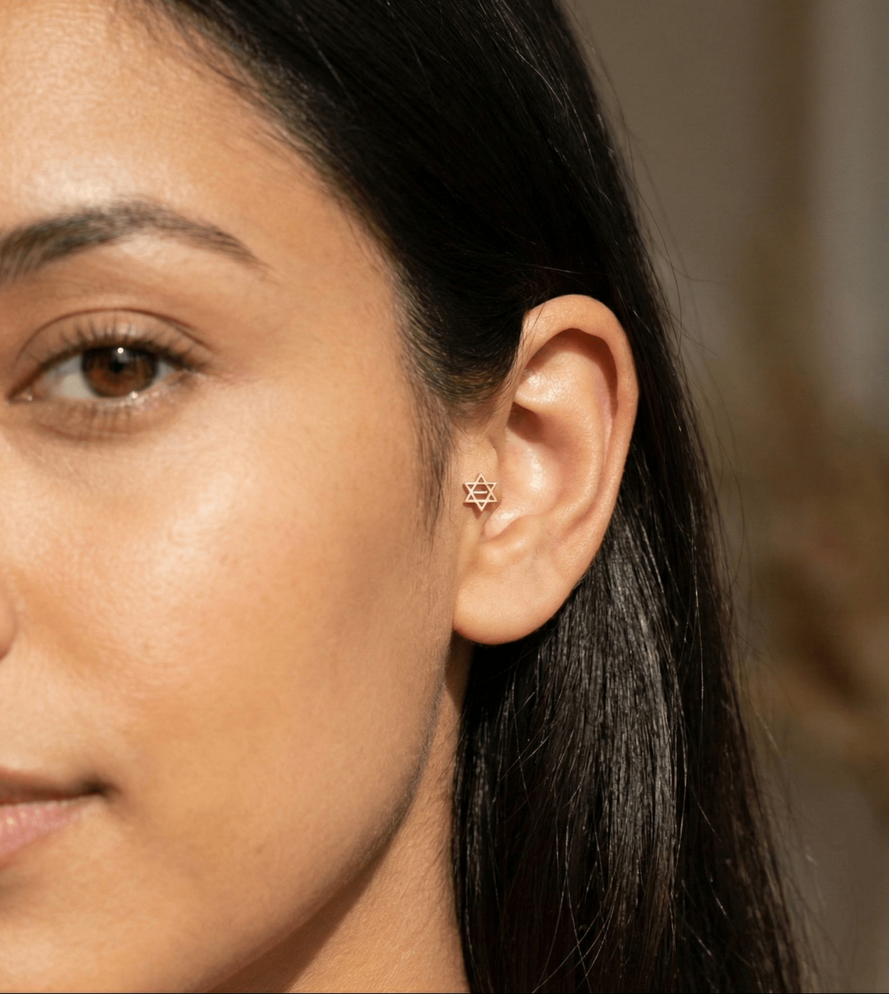 14K Tragusörhänge Stjärna i Äkta Guld – Minimal Broskörhänge - Noxlookjewelry