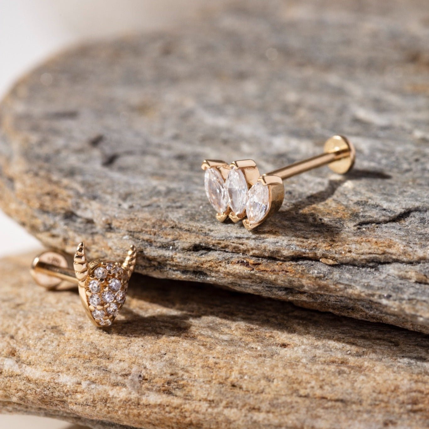 14K Tragusörhänge Tre Marquise I Äkta Guld Minimal Broskörhänge - Noxlookjewelry