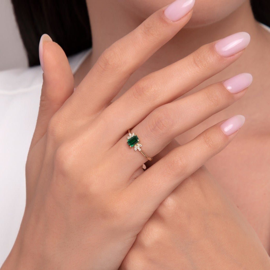 Äkta 14K Guldring med Grön Sten och Små Stenar för Dam - Noxlookjewelry