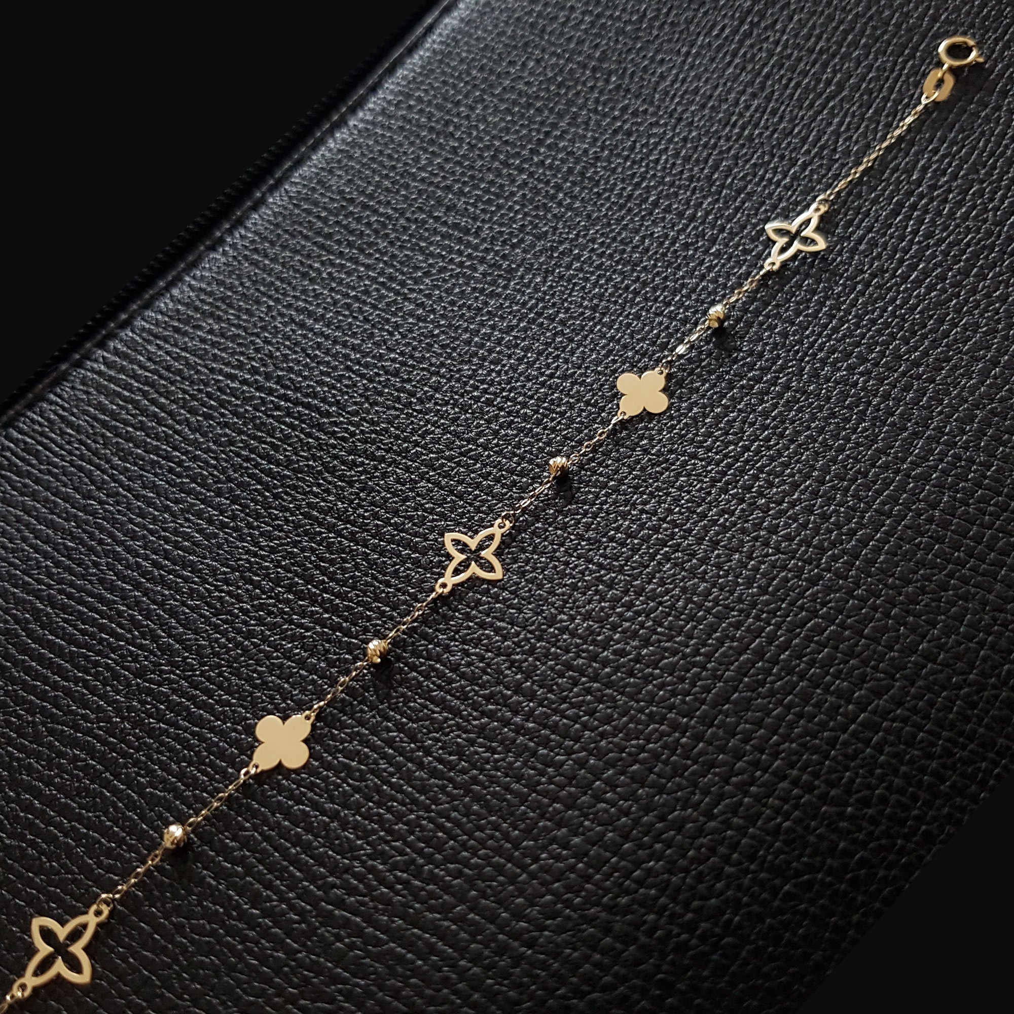 14K Äkta Guld Armband Dam – Klöver Armband med Eleganta Detaljer - Noxlookjewelry
