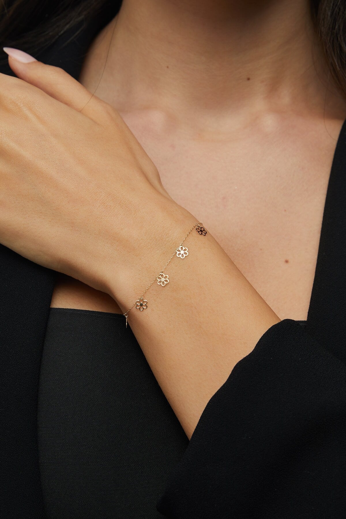 14K Äkta Guld Blomma Armband Dam – Tunt Guldarmband med Hängande Blommor - Noxlookjewelry